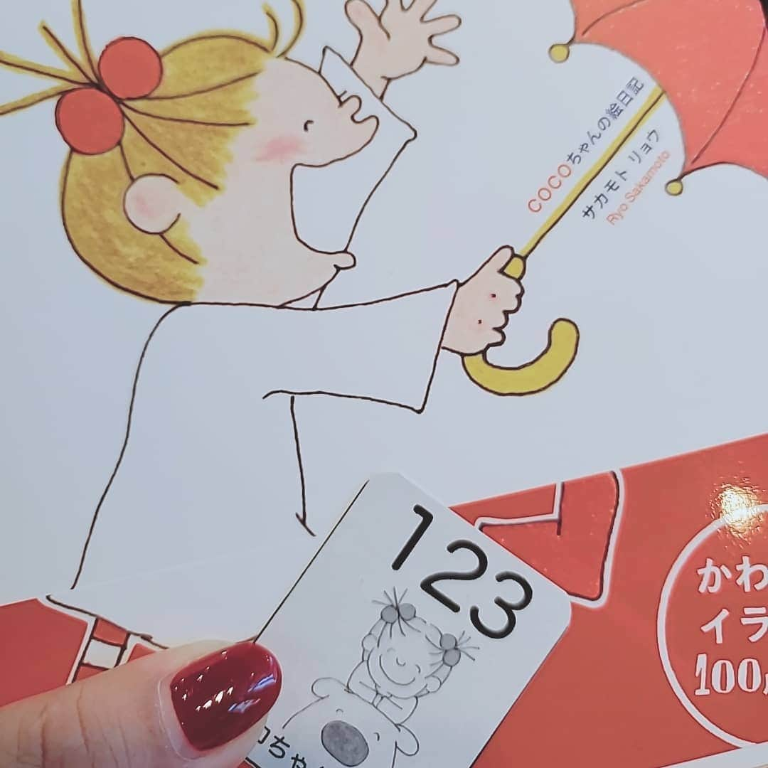 八つ橋てまりさんのインスタグラム写真 - (八つ橋てまりInstagram)「#ココちゃん展2019 行ってきたよ♡  やっと行けたぜーって感じヽ(´∀｀●)ノ CHANEL同様、イベントは初日に行きたい人😄 これ、なんなんだべなー、、、 初日の風を感じたいみたいなwww 誰だよ🤣🤣🤣🤣🤣 ♡ てまりが、ココちゃんを知ったのは、友達の好きな洋服屋さんに入った時、ポストカードが置いてあってね😊 あたし、ポストカード大好きでさー😄 よく、お友達にお手紙書くと喜ばれてたな💓 ♡　 ただ、あたしはなめてた。 初日、平日だしね、そんな人いないだろうと30分前に行ったらさ、ズラーッと行列よ💦 やっちまったーと思ったよね😅 ただ、スタッフさんの動きが凄く良くて、掛け声とか飴を配るとか、配慮が完璧でさ、そっから感動よ😭✨ ♡ 中は、本当に人がいっぱいだった💦 見るのも大変、レジも並ぶ並ぶ！ でも、これは私が感じたかったやーつ😄 ちゃんとゆっくり見れる時間帯もあるみたいで、行きたいなーと思ってる人は、@smilecoco365 をフォローして見てみてくださいな😄４日までだよー✨ ♡ そして#サカモトリョウ さんを男性だと思ってた、、、、 ごめんなさーい💦 凄く素敵な方で、てまりのトマトの服を見て「トマトを全身で着こなす人を初めて見ましたー😄」って。サインも、ちゃっかり頂きまして、その順番が123番でテンションアゲアゲー✨ ♡サカモトリョウさん、とても優しい方でした😊年に1回のイベント、こんなにも沢山のかたが、ココちゃん好きなんだなと嬉しくなりました😊💕 ♡ ココちゃん展2019 11月1日～11月4日まで 東京都港区南青山４丁目２３−１０ ♡ #cocoちゃん展 #ココちゃん展 #cocoちゃん #ココちゃん #サカモトリョウさん #グリーティングライフ #greetinglife #inoco #ビル #てまり #八つ橋てまり #ヴィーナスとジュピター #happy #表参道 #帝王学」11月2日 18時28分 - temari.odebu