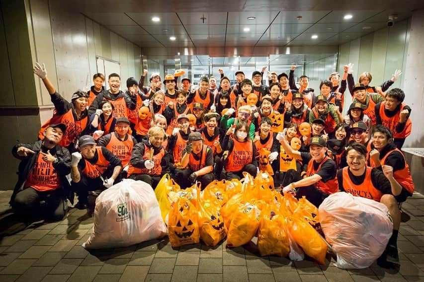 あっくんさんのインスタグラム写真 - (あっくんInstagram)「ハロウィンの数ヶ月前に区長に呼ばれ、Zeebraさん、グリーンバード代表の福田さん含め、毎週30人くらい集まってハロウィンの対策会議をしていました。 毎年ハロウィンで何かをしてくれてる君達に相談がある。と。。 会議では俺らでできる最大限の事やろうって事で、毎週毎週打ち合わせを重ねて、これがダメならこれでって何回も案出しして、ひっくり返されての繰り返しでした。。 直前まで色々な問題に打ち当たりまくってたけど、何とか着地点が見え、本当に微力だけどみんなで集まったゴミを拾うことができた。  別にゴミ拾いが偉いわけじゃない。ただゴミが落ちているから拾う必要があるだけだし、何より大好きな街が汚れているのが嫌なだけだから。  ただ何よりも  ハロウィン当日、渋谷の街を歩いてたけどみんな良い表情してた。本当に楽しそうだった。外国人の方も思いっきり笑顔で遊んでてさ。本当にみんな楽しみにしてるんだなって、深く感じたし。俺もみんなの笑顔を見て何回も胸が熱くなった。 だからさ、みんなの笑顔や楽しみや感動をいつまでも絶やさない為にさ、もっと格好良く遊ぼう！ 君らの快楽の一瞬は誰かにとっての一生の思い出に変わるんだよ！ 来年はさらに良い渋谷ハロウィンになりますようーに！」11月2日 18時30分 - akkun_shibuya