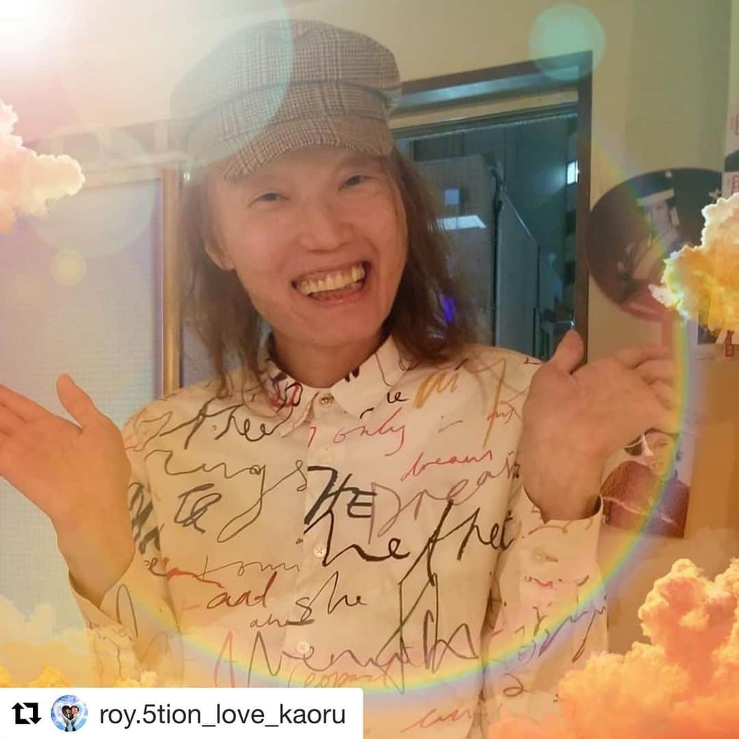 日出郎さんのインスタグラム写真 - (日出郎Instagram)「Thanks to coming to KUKUNA MAHALO ☀️🌴☀️ #日出郎  #Repost @roy.5tion_love_kaoru with @get_repost ・・・ 🍺🍺🍺🍺🍺🍺🍺🍺🍺🍺🍺🍺🍺 ・今日はお友達と4日に閉店してしまう日出郎さんのお店【ククナマハロ】に行ってきた ・日出郎さんのお店は3回目？ ・超楽しかったぁ～ ・昭和J-POPライブになったぁ。 ・知らない曲もあったけど（笑）盛り上がったぁ ・閉店するのもったいないなぁ～ ・今日は行けて良かった ・知らない人達とも交流出来て楽しい #ククナマハロ #日出郎 #日出郎さん #新宿二丁目 #昭和 #カラオケ #歌 うま #ダンスうま #楽しかった #3回目#飲みすぎ #写真」11月2日 18時41分 - hiderou1030