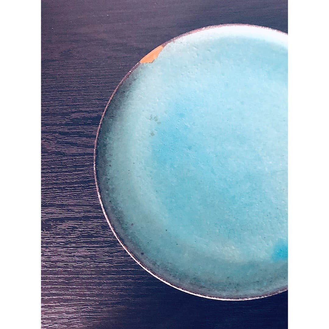 矢島里佳のインスタグラム：「漆と金で傷を治す。﻿ ﻿ 一目惚れして作家さんから譲り受けた、﻿ 大切な器は美しい湖の色。﻿ ﻿ 吸い込まれるような神秘的な﻿ 色にいつも目が奪われる。﻿ ﻿ そんな美しい湖がの端が﻿ 欠けてしまった。﻿ ﻿ ﻿ 大切で、大切だからこそ、﻿ 飾りたいし、使いたい。﻿ ﻿ 使う美しさには、美しさが壊れる瞬間も伴う。﻿ 壊れたり、欠けたり、﻿ 傷みに敬意を払い、﻿ 職人さんに金継ぎの技術でまた新しい湖へと﻿ 生まれ変わらせてもらう。﻿ ﻿ ﻿ ﻿ 金継ぎ職人さんは、﻿ 欠けたところを漆と金で修復するだけでなく、 金を撒き、器に新しい水面を生み出し、﻿ 大切に私の手元に帰ってきた。﻿ ﻿ ﻿ 大切な器は、﻿ 職人さんの手で何度も新しい水面を描く。﻿ ﻿ また今日も、﻿ この子と一緒に過ごせることが、﻿ 私の日常の幸せ＾＾﻿ ﻿ いついつまでも大切に使い続けたい。﻿ ﻿ 写真は2019年今の湖の水面。  #aerutime #VisitJapan #japantravel #visitkyoto #explorejapan #unknownjapan #japanAdventure #japanlife #lifeinjapan」