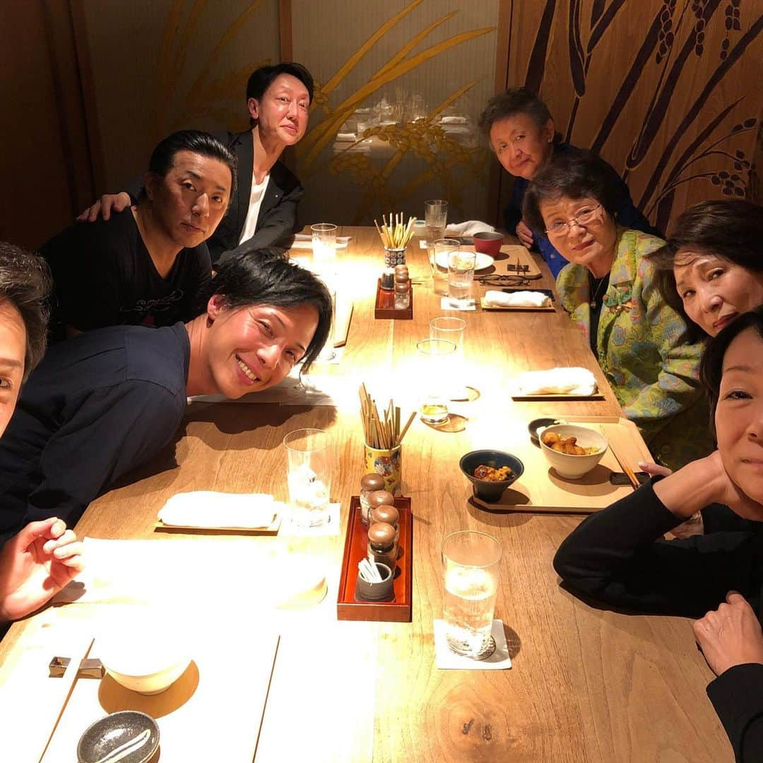 河合雪之丞さんのインスタグラム写真 - (河合雪之丞Instagram)「昨日の夕食会😄久里子さんも南座をご観劇頂き‼️そのまま夕食会に😊河合一門と事務所の飯田社長😁マネージャーの土屋さん😉祇園のきねやさんの田中様😁美味しい鷄料理を頂きました🙏  #波乃久里子　#河合雪之丞　#河合誠三郎　#河合穗積　#河合宥季　#祇園きねや」11月2日 18時45分 - yukinojo_kawai1129