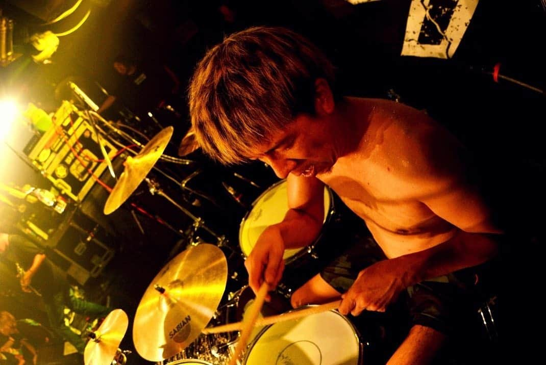 難波章浩さんのインスタグラム写真 - (難波章浩Instagram)「2019.10.26 "CHANGES TOUR 2019"  @アメ村DROP  with TOTALFAT  前日の名古屋がハンパなかっただけに、この日の大阪は大事な夜だった。「いや〜今回ハロウィンにブチ当たらなくて良かったねー」「そうっすねー」「あれ、今日土曜じゃん？ハロウィンの前の週末じゃん！」「わー！やべー！」 名古屋から大阪へ向かう車で、アメ村のハロウィンに遭遇するのを確認。案の定、到着したアメ村は既に人でごっちゃごちゃ、とてつもなくアッパーなバイヴスに包まれていたww 今日は凄い夜になりそうだな、しかも対バンが、3人になって初めてLIVEをやる新生TOTALFAT。ヤバいことにならない訳がない。リハを順調に済ませて、そのままメガパン診療院に行って針治療へ。新生TOTAL FATを見るのはLIVE本番までおあずけ。メガパンくんの素晴らしい鍼治療にまたも助けられ身体も心もリフレッシュ！アメ村DROPへ戻る。 楽屋が異様なまでの緊張感に包まれている。新生TOTALFATがLIVEの準備に入っている。少しジョークでも入れて和ませてあげようと思ったけど、この緊張感を邪魔してはいけない、入り込む余地がない空気がバリバリで、こっちが緊張でゲロ吐きそうなくらい気をつかってしまった。自分等のイベントだったけど、それくらいTOTALFATの神聖な夜を感じたし、彼等はマジで青春していた。見守っているうちに自分もその緊張感を味わった時を思いだして涙が溢れそうになってしまった。いや〜バンドってこれだよなー！！TOTALFATのファンの方達は、この瞬間をどれだけ見たかっただろうか？チケットは既にソールドしてしまっていてごく限られたTOTALFATのファンしか入れなかったのは申し訳ない気持ちもあった。でも、この日をNAMBA69と一緒にやれて良かった！ってシュンが言ってくれて少し救われた。 LIVEはまさに新生TOTALFATだった。変わらない部分もありつつも、全く新しく感じた部分もあり、これからその新しさを強くしていけるのか本気で楽しみで仕方ない素晴らしいスタートを切ったLIVEだった！！！ 感動した。ホセまじ頑張ってる👍 楽屋に戻った3人は本当に清々しかった⭐︎ いや〜こちらまでいい体験をさせてもらいました🤘 さぁNAMBA69にも乗り越えてきた何かがある。強くなった部分があるはずだ。それをTOTALFATに感じてもらい未来を感じてもらえるLIVEにしたかった。大阪、ぶっちゃけます！このツアーで一番アツかった、異常でした、ブッ飛びすぎ！！！ちょっとアンタ達 ブッ飛ばしすぎ！！！ このツアーで対バンがあるLIVEの最後の夜に相応しくベストなLIVEになったのが嬉しかった⭐︎ アメ村とDROPのバイヴスと来てくれた皆んなと、TOTALFATのバンドにかける情熱のおかげしかないです！！！ いや〜大阪マジでヤバすぎでしたありがとう、またね！！！！⭐︎ これからのTOTALFAT、バリバリ応援してます！！！ また対バンしましょう🤘👍 photo by @yasumasahanda  #NAMBA69 #TOTALFAT #CHANGES」11月2日 18時51分 - akihironamba