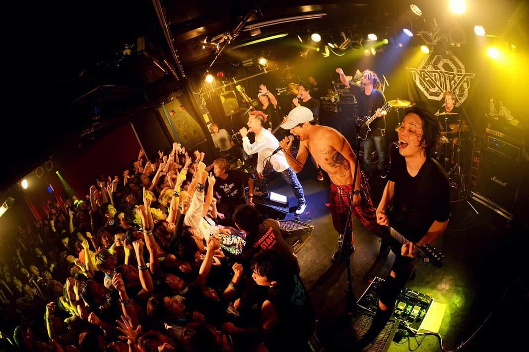 難波章浩さんのインスタグラム写真 - (難波章浩Instagram)「2019.10.26 "CHANGES TOUR 2019"  @アメ村DROP  with TOTALFAT  前日の名古屋がハンパなかっただけに、この日の大阪は大事な夜だった。「いや〜今回ハロウィンにブチ当たらなくて良かったねー」「そうっすねー」「あれ、今日土曜じゃん？ハロウィンの前の週末じゃん！」「わー！やべー！」 名古屋から大阪へ向かう車で、アメ村のハロウィンに遭遇するのを確認。案の定、到着したアメ村は既に人でごっちゃごちゃ、とてつもなくアッパーなバイヴスに包まれていたww 今日は凄い夜になりそうだな、しかも対バンが、3人になって初めてLIVEをやる新生TOTALFAT。ヤバいことにならない訳がない。リハを順調に済ませて、そのままメガパン診療院に行って針治療へ。新生TOTAL FATを見るのはLIVE本番までおあずけ。メガパンくんの素晴らしい鍼治療にまたも助けられ身体も心もリフレッシュ！アメ村DROPへ戻る。 楽屋が異様なまでの緊張感に包まれている。新生TOTALFATがLIVEの準備に入っている。少しジョークでも入れて和ませてあげようと思ったけど、この緊張感を邪魔してはいけない、入り込む余地がない空気がバリバリで、こっちが緊張でゲロ吐きそうなくらい気をつかってしまった。自分等のイベントだったけど、それくらいTOTALFATの神聖な夜を感じたし、彼等はマジで青春していた。見守っているうちに自分もその緊張感を味わった時を思いだして涙が溢れそうになってしまった。いや〜バンドってこれだよなー！！TOTALFATのファンの方達は、この瞬間をどれだけ見たかっただろうか？チケットは既にソールドしてしまっていてごく限られたTOTALFATのファンしか入れなかったのは申し訳ない気持ちもあった。でも、この日をNAMBA69と一緒にやれて良かった！ってシュンが言ってくれて少し救われた。 LIVEはまさに新生TOTALFATだった。変わらない部分もありつつも、全く新しく感じた部分もあり、これからその新しさを強くしていけるのか本気で楽しみで仕方ない素晴らしいスタートを切ったLIVEだった！！！ 感動した。ホセまじ頑張ってる👍 楽屋に戻った3人は本当に清々しかった⭐︎ いや〜こちらまでいい体験をさせてもらいました🤘 さぁNAMBA69にも乗り越えてきた何かがある。強くなった部分があるはずだ。それをTOTALFATに感じてもらい未来を感じてもらえるLIVEにしたかった。大阪、ぶっちゃけます！このツアーで一番アツかった、異常でした、ブッ飛びすぎ！！！ちょっとアンタ達 ブッ飛ばしすぎ！！！ このツアーで対バンがあるLIVEの最後の夜に相応しくベストなLIVEになったのが嬉しかった⭐︎ アメ村とDROPのバイヴスと来てくれた皆んなと、TOTALFATのバンドにかける情熱のおかげしかないです！！！ いや〜大阪マジでヤバすぎでしたありがとう、またね！！！！⭐︎ これからのTOTALFAT、バリバリ応援してます！！！ また対バンしましょう🤘👍 photo by @yasumasahanda  #NAMBA69 #TOTALFAT #CHANGES」11月2日 18時51分 - akihironamba