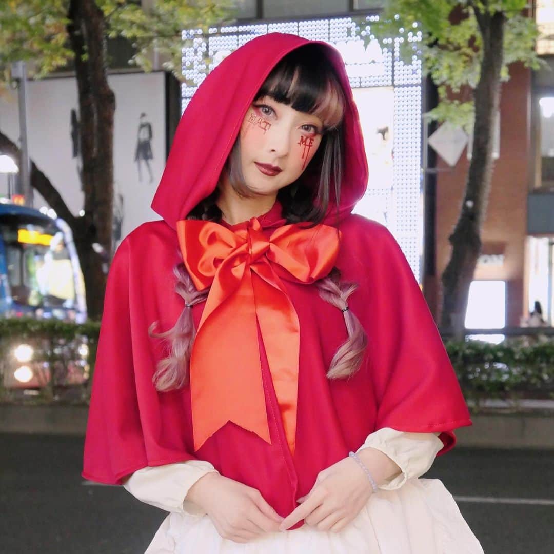 RinRinさんのインスタグラム写真 - (RinRinInstagram)「My little red riding hood outfit handmade by @kalicosplay (thank you 😭😭😭) while unleashing candy corn onto harajuku 😬😬😬 check out everyone’s first time reactions on my newest video (link in description) あかずきんの仮装で原宿の子にアメリカの定番のハロウィンキャンディのキャンディコーンを食べさせました〜😬😬😬みんなの反応を見てね！YouTubeでアップしてます！ (📸 by @autumotiv ) . . 👉🏻 #rinrinhalloween . . #rinrindoll #harajuku #japan #tokyo #japanhalloween #littleredridinghood #halloween #halloweencostume #halloween2019 #東京 #原宿 #ハロウィン #あかずきん #原宿ハロウィン」11月2日 18時51分 - rinrindoll