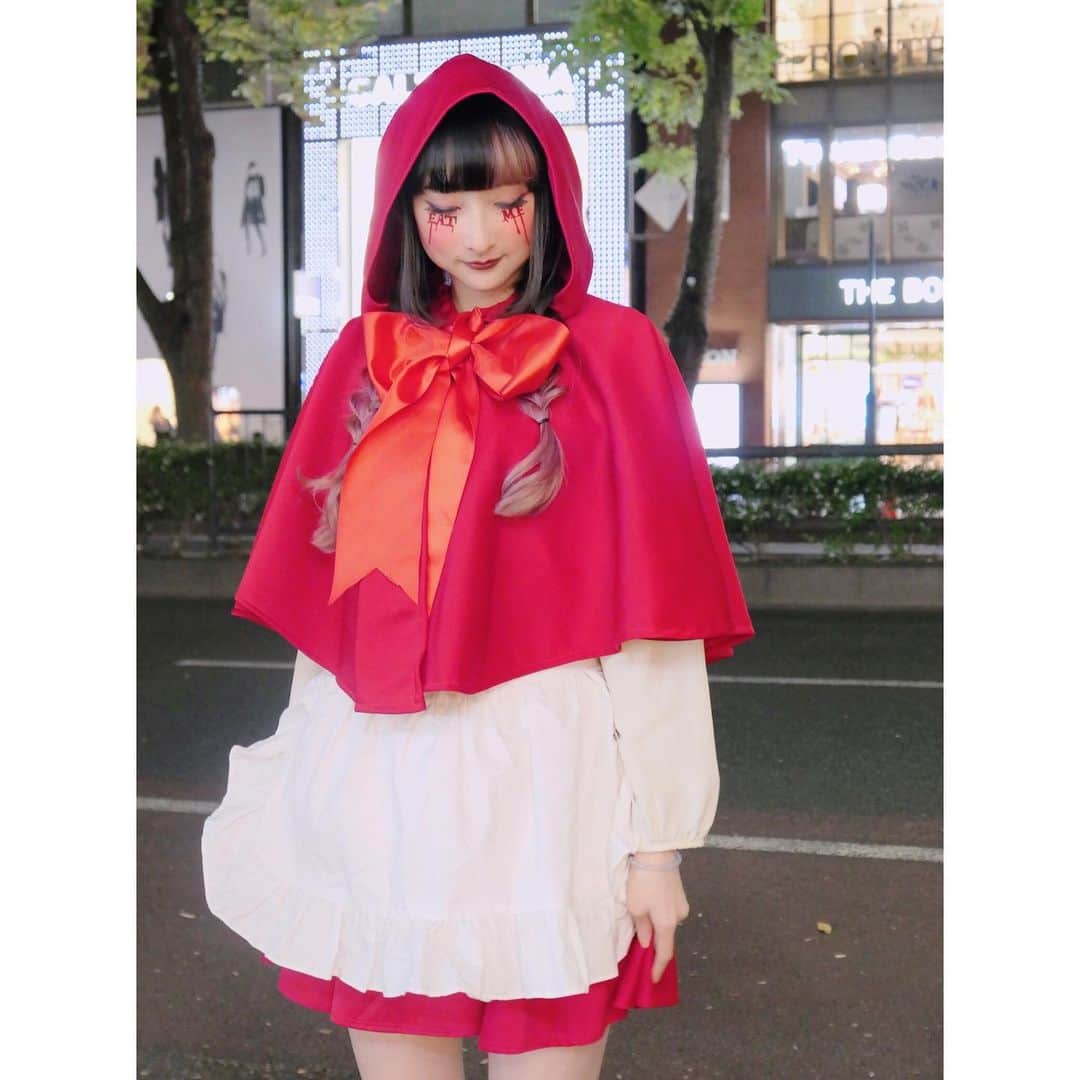 RinRinさんのインスタグラム写真 - (RinRinInstagram)「My little red riding hood outfit handmade by @kalicosplay (thank you 😭😭😭) while unleashing candy corn onto harajuku 😬😬😬 check out everyone’s first time reactions on my newest video (link in description) あかずきんの仮装で原宿の子にアメリカの定番のハロウィンキャンディのキャンディコーンを食べさせました〜😬😬😬みんなの反応を見てね！YouTubeでアップしてます！ (📸 by @autumotiv ) . . 👉🏻 #rinrinhalloween . . #rinrindoll #harajuku #japan #tokyo #japanhalloween #littleredridinghood #halloween #halloweencostume #halloween2019 #東京 #原宿 #ハロウィン #あかずきん #原宿ハロウィン」11月2日 18時51分 - rinrindoll
