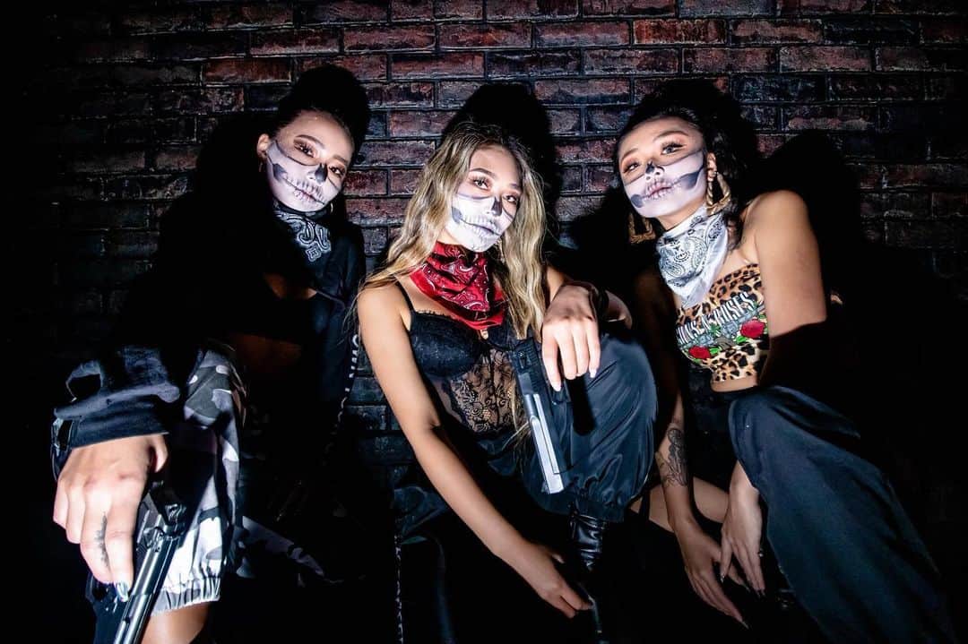 のインスタグラム：「☠️🥀🖤⛓🎃 @wednesdayanswer」
