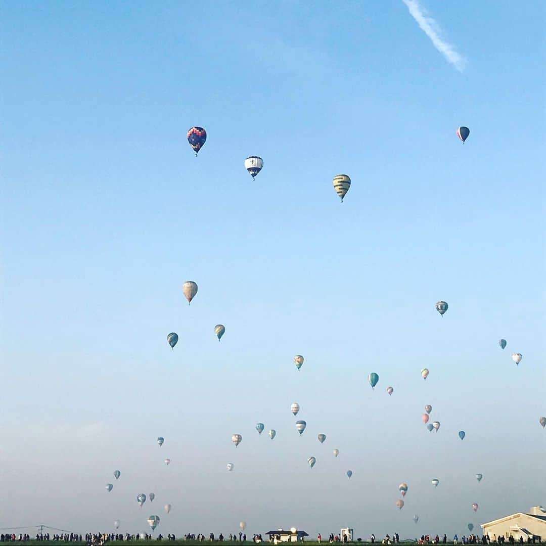 益子直美さんのインスタグラム写真 - (益子直美Instagram)「青空にカラフルなバルーン🎈 ボレロの曲にのって、風に流れていきます。  去年に続き今年も見れました！ 感動‼️ #佐賀バルーンフェスタ  #佐賀バルーン #sibf  #ballon  #熱気球」11月2日 10時03分 - naomi.masuko