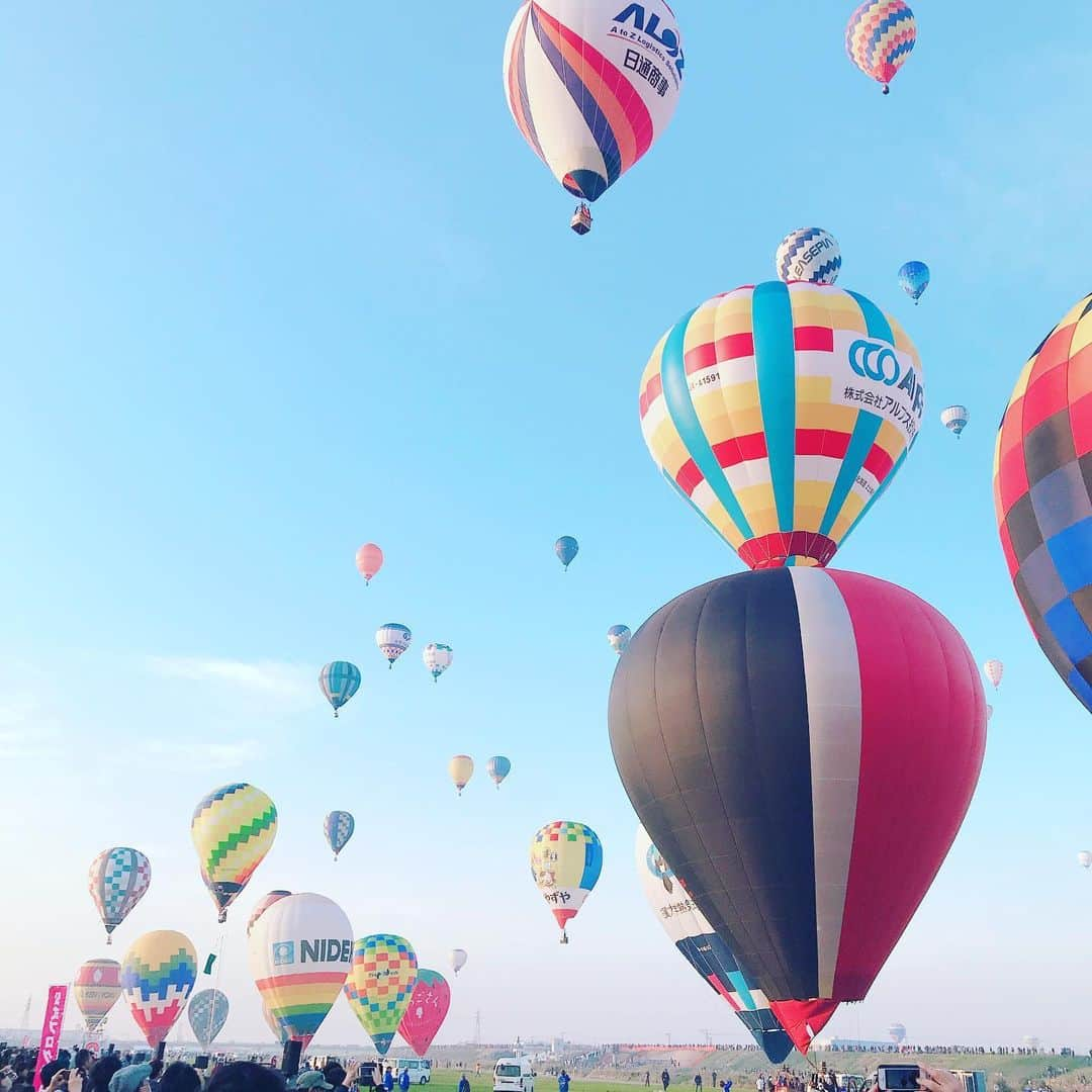 益子直美さんのインスタグラム写真 - (益子直美Instagram)「青空にカラフルなバルーン🎈 ボレロの曲にのって、風に流れていきます。  去年に続き今年も見れました！ 感動‼️ #佐賀バルーンフェスタ  #佐賀バルーン #sibf  #ballon  #熱気球」11月2日 10時03分 - naomi.masuko