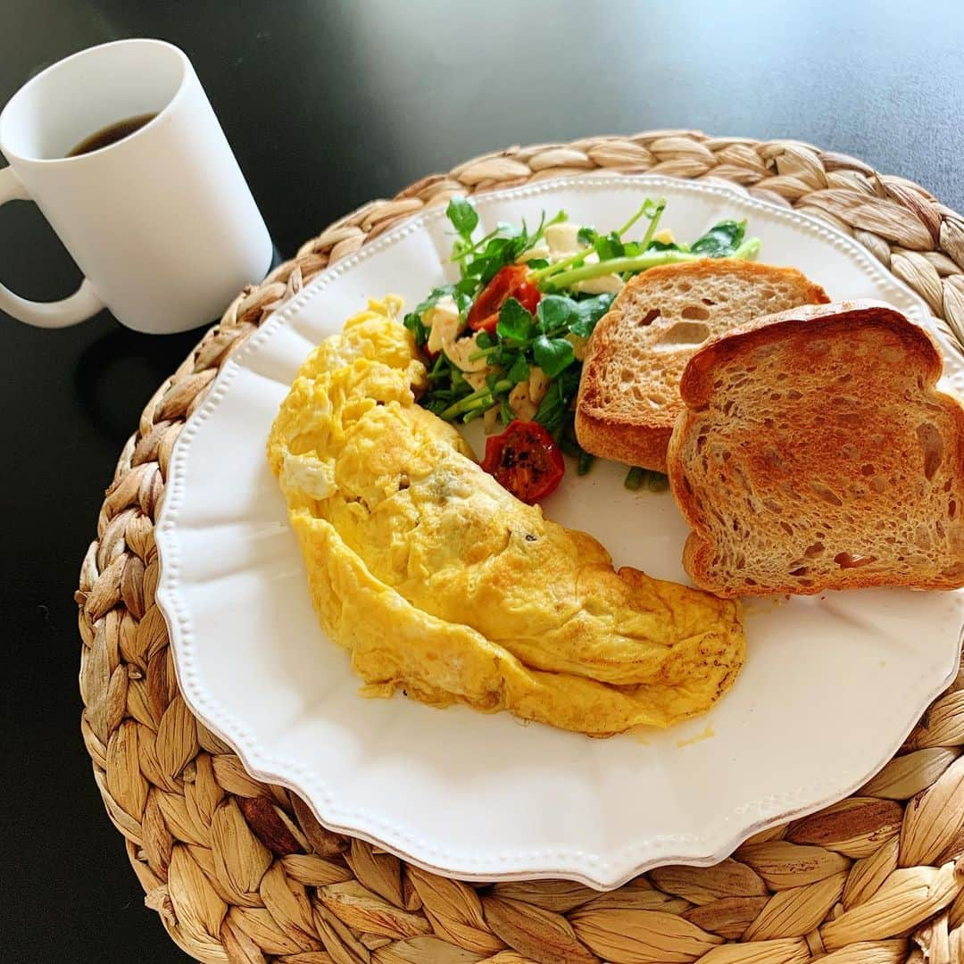 森絵里香さんのインスタグラム写真 - (森絵里香Instagram)「. いつかのブランチ🍴 . 見栄えは悪いけど、たっぷりのきのことチーズのオムレツは中がトロトロで見た目以上に美味しくできたました . プチトマトを軽くソテーしてモッツァレラチーズとルッコラであえたサラダは、お料理上手さんのインスタを見て食べたくなったもの トマトの甘さとルッコラの苦味がたまらない美味しさ♡ 玄米ブレッドも添えて完成！ . 「なかなか良いブランチだわ」 なんて自己満に浸りながら、のんびり食べる時間もまた好きなのです . . #ヘルシーお家ごはん」11月2日 10時15分 - morierika0502