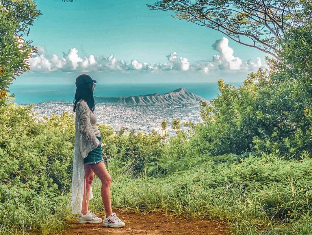 のインスタグラム：「"森の中にある誰も知らない場所🤫"から見るダイアモンドヘッド🗻 ここ、最高！！！！ . #絶景#秘境#ハワイ#ダイアモンドヘッド#ホノルル#yukajourneyy#旅行#HAWAII#タビジョ」