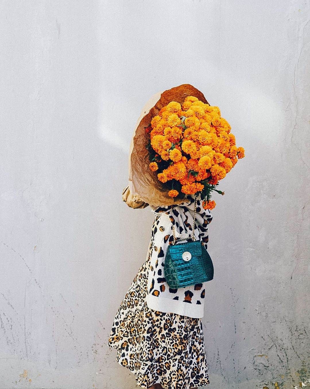 リズ・チェルカソワのインスタグラム：「Layers of leopard and all the Marigolds I could carry」