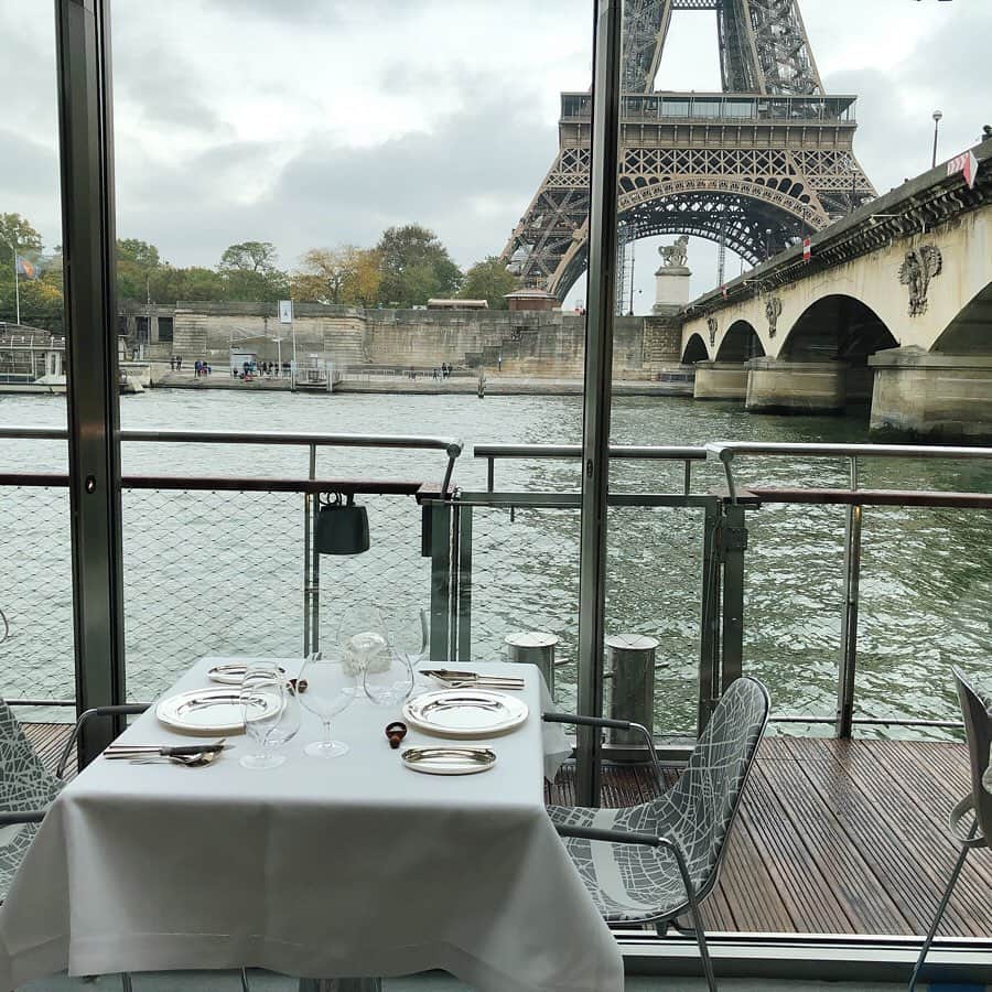 里井真由美さんのインスタグラム写真 - (里井真由美Instagram)「🇫🇷🌰 パリで食べた 三つ星 アランデュカス シェフの「栗とオレンジのデザート🍊🌰 ・ ・ シェフのお料理を頂きながら、エッフェル塔からセーヌ河を船でクルーズできるんです🚢おいしいしパリの見どころぐるっと観れてすご〜くおすすめ♡ ・ ・ ランチは前菜、メイン、デザートが好きなの選べて、私は蟹と牛肉と栗🌰♡ ・ ・ アルコールペアリングなど様々なコースもあります。ディナーもありますよ〜 ・ ・ デザートはもう一種あるの。 →つづく ・ ・  #モンブラン#モンブラン巡り#和栗#和栗のモンブラン#栗#フランス栗#里井真由美#1級フードアナリスト里井真由美#さといいね#栗スイーツ#デパ地下#ホテルスイーツ#デパ地下スイーツ#ホテル#ありが糖運動#まゆログ#アランデュカス#エッフェル塔#パリとわたし」11月2日 10時43分 - mayumi.satoi