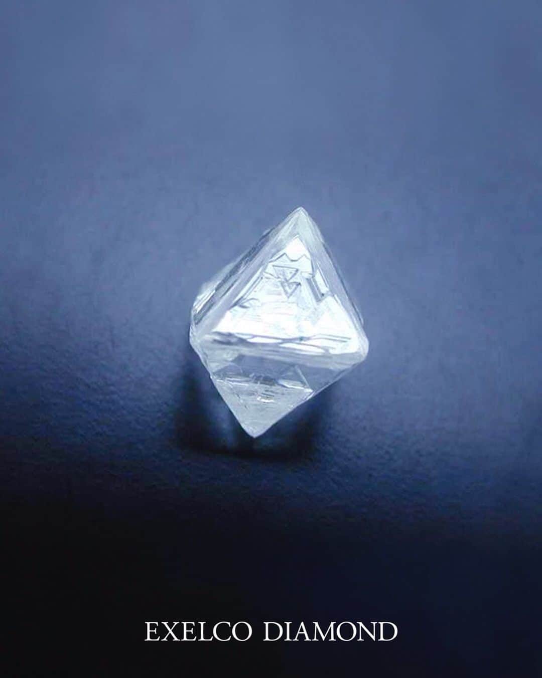 エクセルコ ダイヤモンド 婚約指輪♔結婚指輪のインスタグラム：「. “ DIAMOND JOURNEY” “ダイヤモンドジャーニー” 世界初導入 . . どんな原石の形だったのか、 そこからどうカットされたのかを ひとつひとつのダイヤモンド固有の QRコードからオンライン上で 確認できる新しいシステムを、 世界初導入いたしました。 . このダイヤモンドは、 どんな方と出会うのか‥ 人生の大切な瞬間を見守る存在であってほしい。 そんな想像をしながら ダイヤモンドを創出してきた トルコウスキー一族。 . カット発明100周年の今年に、 ダイヤモンドジャーニーの導入を 実現いたしました。 . 詳しくはこちらから https://www.exelco.com/100th/ . . 店舗一覧 東京本店/盛岡店/仙台店/新潟店/青山店/町田マルイ店/横浜店/みなとみらい店/大宮店/ 宇都宮店/高崎店/ららぽーと沼津店/静岡店/浜松店/金沢店/長野店/松本店/名古屋本店/大阪店/ 梅田店/京都店/神戸店/広島店/福岡店/ヒルトン福岡シーホーク店/小倉店/博多店/長崎ハマクロス411店/熊本店 . #exelcodiamond  #エクセルコダイヤモンド」