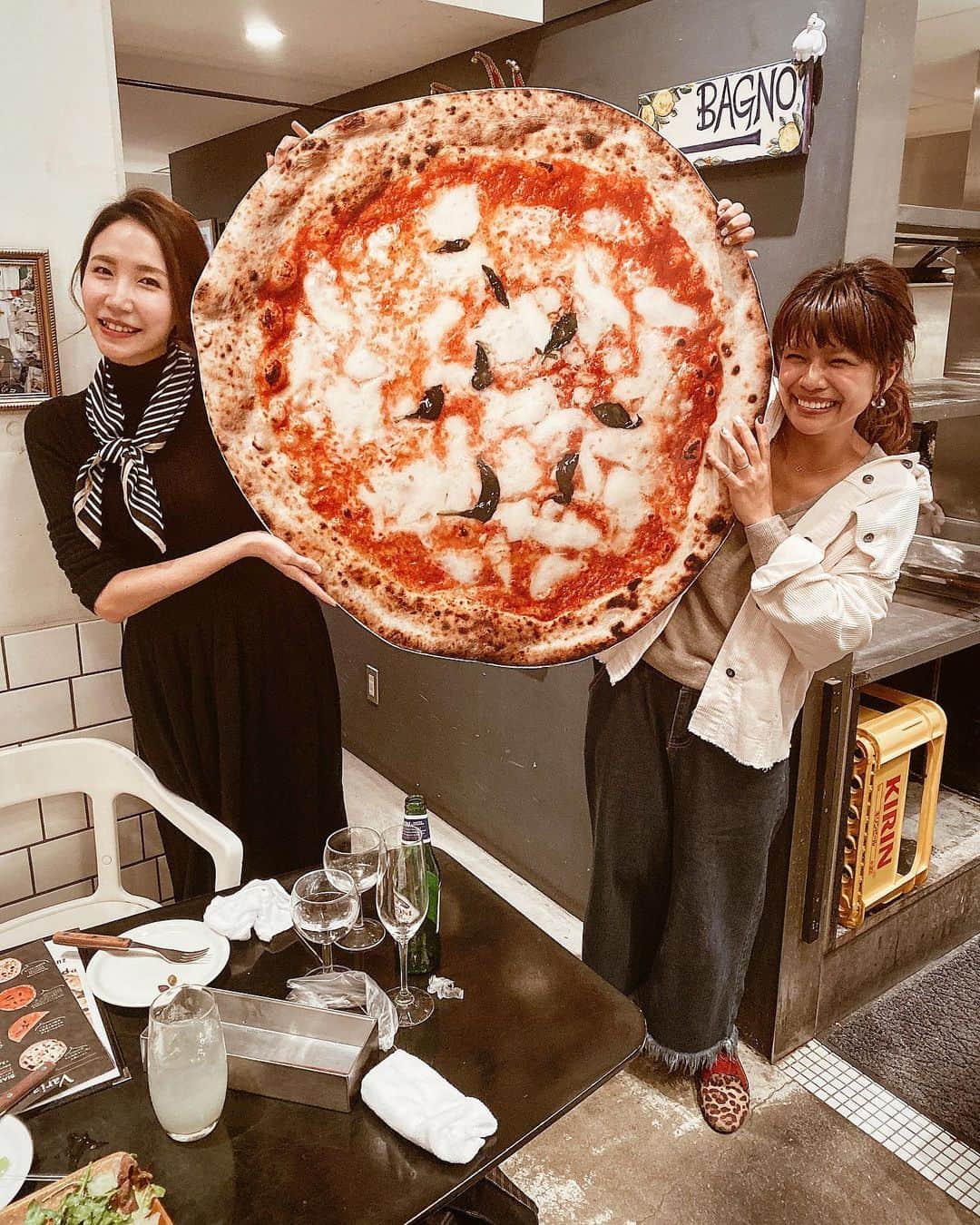 クロさんのインスタグラム写真 - (クロInstagram)「ハロウィン当日には日本一のピッツァのお店へ行ってきました〜🍕 ピザじゃなくてピッツァ♩ こうちゃーぬお誕生日おめでとう🎂✨ 詳しくはブログに書きました✍🏽✍🏽✍🏽. . #日本一のピッツァ #クロリサ的ディナー　#pizza #ピッツァ　#ダミケーレ #アンティーカピッツェリアダミケーレ」11月2日 11時07分 - kuro_risa