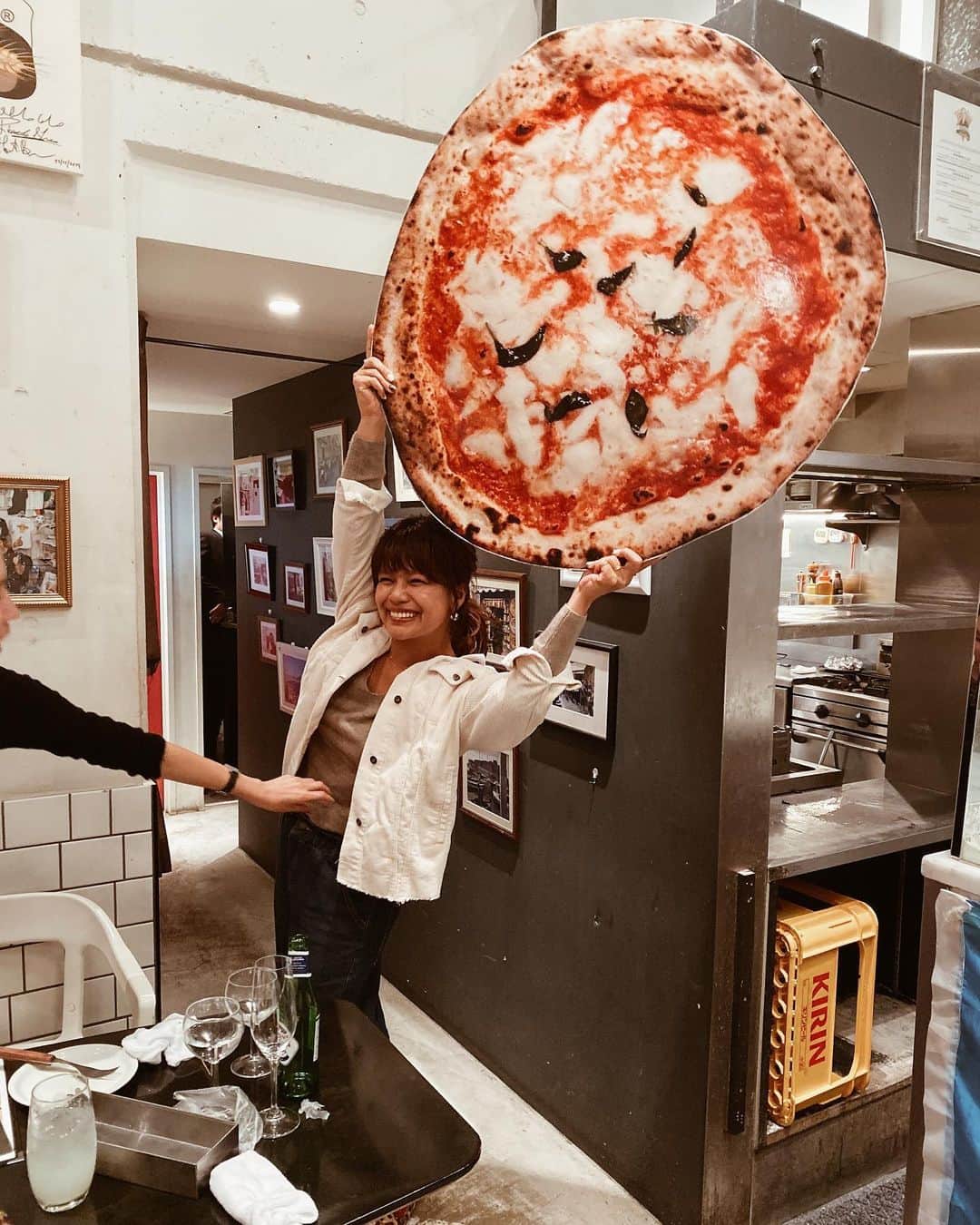 クロさんのインスタグラム写真 - (クロInstagram)「ハロウィン当日には日本一のピッツァのお店へ行ってきました〜🍕 ピザじゃなくてピッツァ♩ こうちゃーぬお誕生日おめでとう🎂✨ 詳しくはブログに書きました✍🏽✍🏽✍🏽. . #日本一のピッツァ #クロリサ的ディナー　#pizza #ピッツァ　#ダミケーレ #アンティーカピッツェリアダミケーレ」11月2日 11時07分 - kuro_risa
