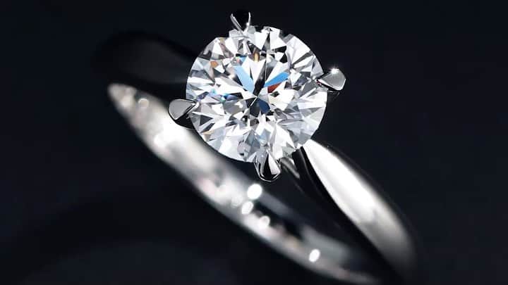 エクセルコ ダイヤモンド 婚約指輪♔結婚指輪のインスタグラム：「. “ DIAMOND JOURNEY” “ダイヤモンドジャーニー” 世界初導入 . . どんな原石の形だったのか、 そこからどうカットされたのかを ひとつひとつのダイヤモンド固有の QRコードからオンライン上で 確認できる新しいシステムを、 世界初導入いたしました。 . このダイヤモンドは、 どんな方と出会うのか‥ 人生の大切な瞬間を見守る存在であってほしい。 そんな想像をしながら ダイヤモンドを創出してきた トルコウスキー一族。 . カット発明100周年の今年に、 ダイヤモンドジャーニーの導入を 実現いたしました。 . . 詳しくはこちら https://www.exelco.com/100th/ . 店舗一覧 東京本店/盛岡店/仙台店/新潟店/青山店/町田マルイ店/横浜店/みなとみらい店/大宮店/ 宇都宮店/高崎店/ららぽーと沼津店/静岡店/浜松店/金沢店/長野店/松本店/名古屋本店/大阪店/ 梅田店/京都店/神戸店/広島店/福岡店/ヒルトン福岡シーホーク店/小倉店/博多店/長崎ハマクロス411店/熊本店  #exelcodiamond  #エクセルコダイヤモンド」