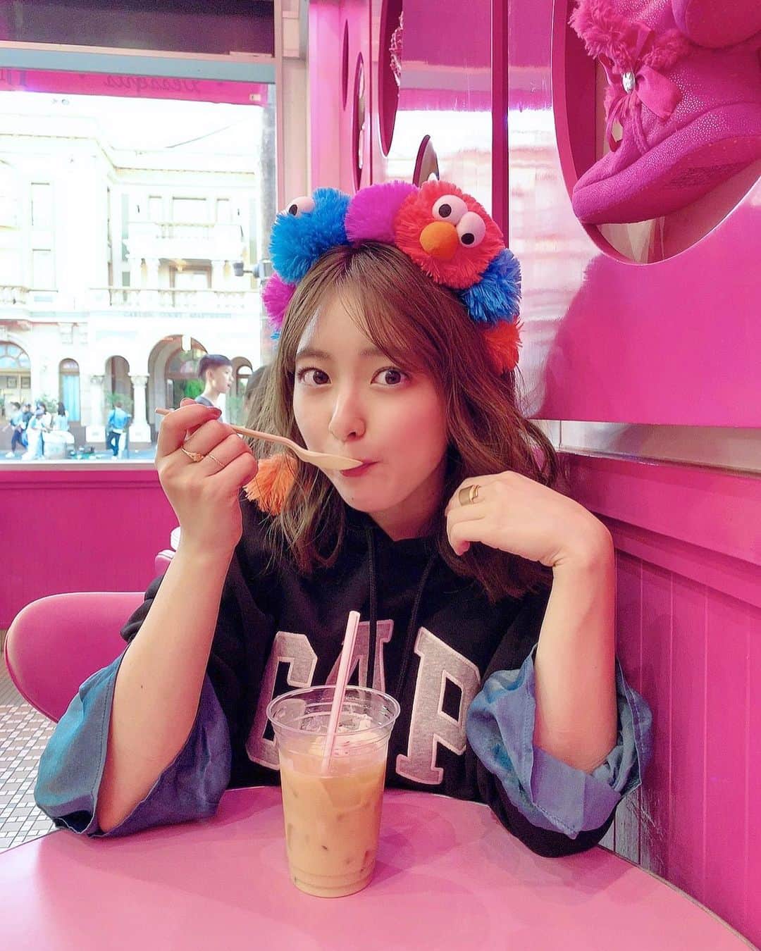 大野愛友佳のインスタグラム：「USJはいつも10月だから 今年のハロウィンはこれで🎃🎃。 食べてばっかりの写真だけど ハッピー野郎に仮装したってことで✩ .  ハロウィンは楽しめましたか🧛‍♂️？ 私はお仕事でした👻 . @gap_jp」