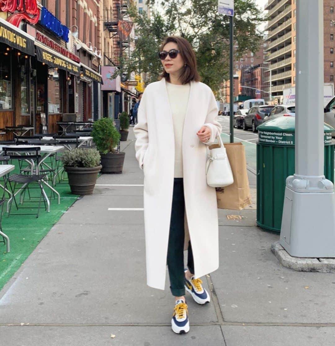 大日方久美子さんのインスタグラム写真 - (大日方久美子Instagram)「・ Outfit ☆ ・ Coat → @essen_official  Shirt → #oldceline  Boots → @story_bottom  Bag → @gu_global  Shoes → #zara ・ ・ ブルー×グリーンはNYで観たバレエの衣装からインスピレーションをもらった組み合わせ💙💚 ・ 今日はこの後13時から阪急うめだ本店4F @essen_official でスタイリングイベントです😊 ・ 白のコートは昨日のインスタライブ後に @elleshop_jp のオンラインで完売してしまったようですが、阪急には先行発売でご用意があります！ ・ NYで着てみて、暖かさは保証済み。 小柄な方にはもう1ひとつ別のタイプのオススメがありますので、よかったら保存してあるインスタライブをご覧ください😊 ・ フリーイベントなのでどなた様もご自由にいらしてくださいね🙏🏻❤️ ・ 関西の皆さんに会えること、楽しみにしています！ ・ ・ #kumicloset #パーソナルスタイリスト @hankyumuse」11月2日 11時33分 - kumi511976