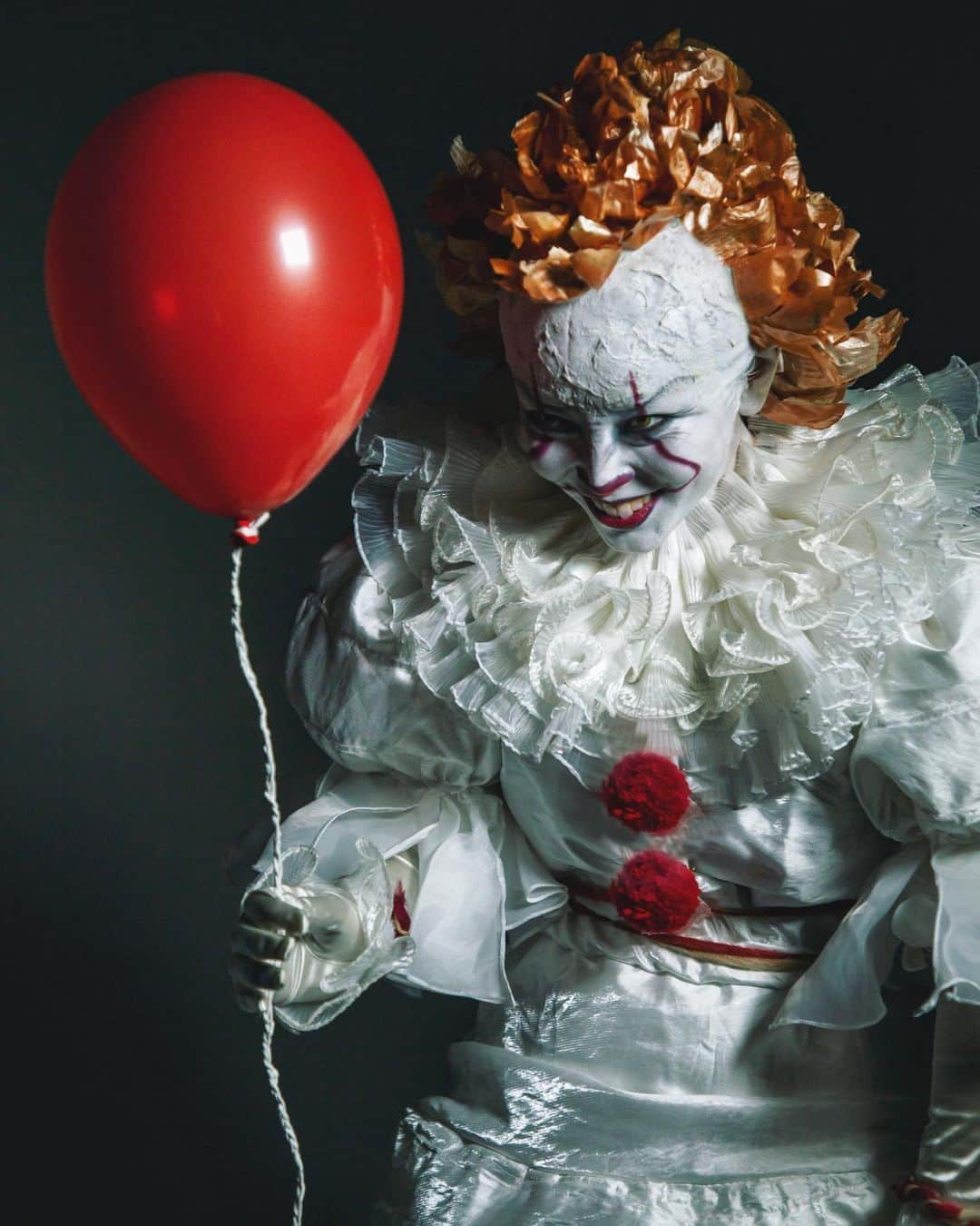 佐々木あさひさんのインスタグラム写真 - (佐々木あさひInstagram)「PENNYWISE🤡🎈 YouTubeはアップしたけど、インスタあげそびれてたからハロウィン終わったけど、ペニーワイズ🎈 準備まで時間が無かったけど、弟がタマネギの皮で作ってくれたウィッグと母がウェディングドレスの端切れで作ってくれた衣装で何とか形になりました😌 落とすの名残惜しかった🤡 . . . . #itmovie #pennywise #halloween #halloweenmakeup #halloweencostume #ハロウィン #ペニーワイズ #onionskin」11月2日 11時59分 - asahisasaki