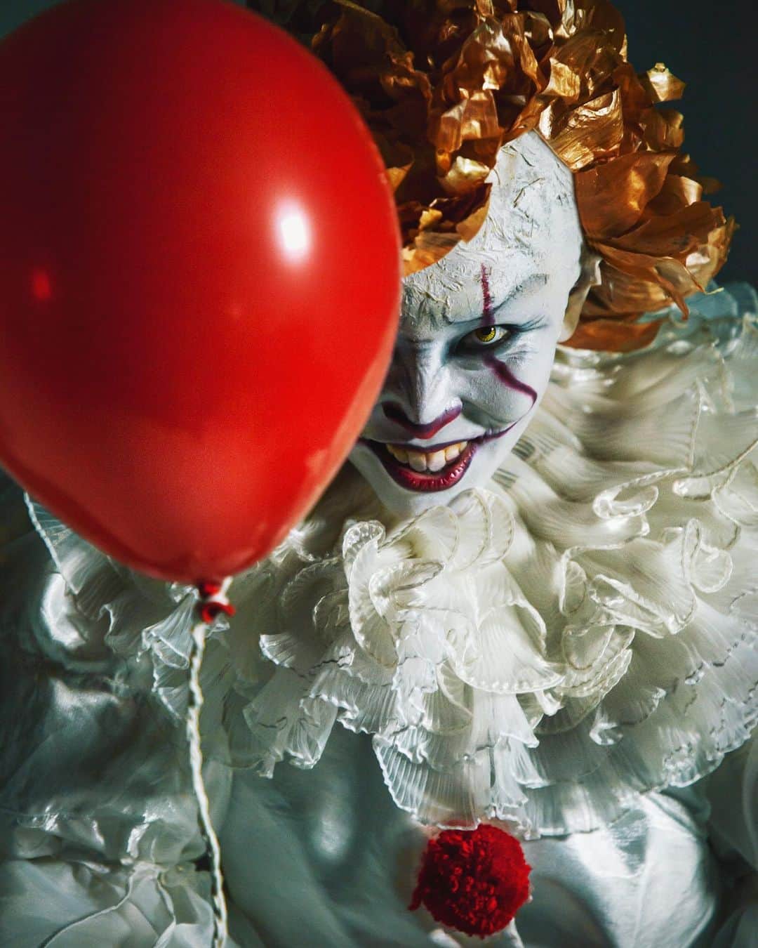 佐々木あさひのインスタグラム：「PENNYWISE🤡🎈 YouTubeはアップしたけど、インスタあげそびれてたからハロウィン終わったけど、ペニーワイズ🎈 準備まで時間が無かったけど、弟がタマネギの皮で作ってくれたウィッグと母がウェディングドレスの端切れで作ってくれた衣装で何とか形になりました😌 落とすの名残惜しかった🤡 . . . . #itmovie #pennywise #halloween #halloweenmakeup #halloweencostume #ハロウィン #ペニーワイズ #onionskin」