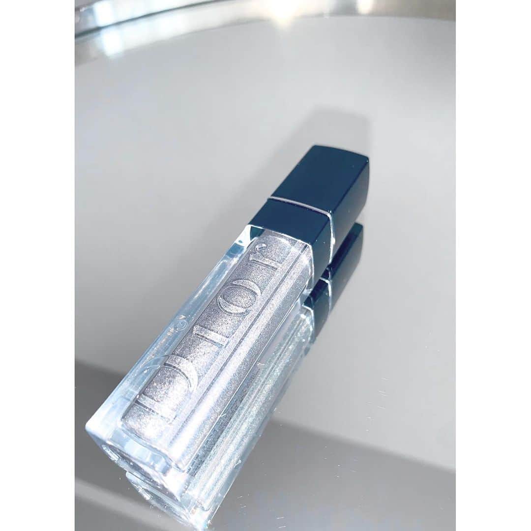 佐川理佳のインスタグラム：「@diormakeup ♡ Diorshow Liquid Mono long-wear eyeliner eyeshadow no.060 silver flakes」
