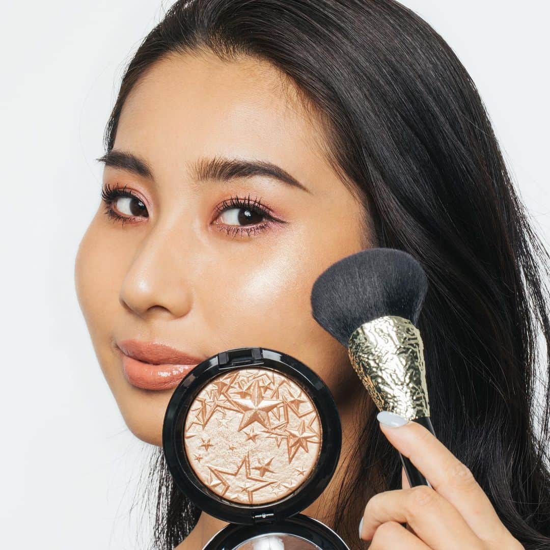 M∙A∙C Cosmetics Japanのインスタグラム：「ㅤ #MACクリスマスコフレ2019 を使ってホリデーメイク❄️ 輝くツヤ肌を演出するフェイスキットは肌なじみのよいゴールドをチョイスして、クールな印象に✨ ㅤ ㅤ ↓↓使用メイン製品↓↓ スプリンクル オブ シャイン キット[ゴールド] (フェイスパウダー、リップグロス、フェイスブラシ、限定ポーチ付き) ※公式オンライン ショップで売り切れの場合、お近くのM･A･Cカウンターへお問い合わせください。 ㅤ MAKEUP & MODEL: M·A·C ARTIST AYA IIZUKA @i.mac_artist PHOTO: @takaki_iwata ㅤ #MACHoliday ㅤ ㅤ ㅤ ㅤ ㅤ #MACCosmeticsJapan #MACコスメ #MACCosmetics #コスメ #メイク #ホリデー #コフレ #クリスマスコフレ #クリスマスコフレ2019 #ホリデーシーズン #クリスマスプレゼント #ハイライト #メイクブラシ #howto #コスメ購入品 #ホリデーコフレ #ラメ #makeup #cosme #cosmetics #holiday #holidaymakeup #holidaycollection #holidays #holiday2019」