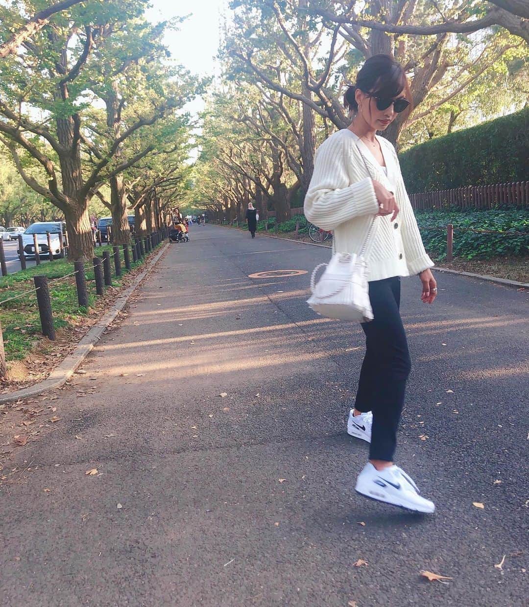 黒宮ニイナのインスタグラム：「* 昨日は可愛い親子とデートでした👩‍👦👩‍👧‍👦❣️ お天気も良くて気持ち良かった✨イチョウ並木はまだまだ蒼かったけど、紅葉の頃には人多すぎてこうやって写真も撮れないからこれくらいがいいかな🌲✨ * 息子が写真の腕をメキメキと上げている👦🏻👌 ここから撮ってねってアングルだけ決めてお願いしたんですがなかなか良い感じに撮ってくれました🥰 * 最近、息子は反抗期のようで私もそれに対して凄く怒ってしまう事が多くて後から反省する日々🤣 上の子は我慢する事も多く、知らない間に寂しい思いをしてるからお母さんに対してわがままと反抗的になるって聞いて毎日じゃなくても優しく抱きしめてあげる時間を作りたいと思います🥺 こうやって一緒に出かけてくれる時期も今だけだから本格的な反抗期が来る前にたくさん遊ぼう😆💕 #mama #2kidsmom #mamacoordinate  #mamamfashion #mamalife #今日のコーデ #ママコーデ #ママファッション #ママ #2児ママ #2人育児 #3歳差育児 #jandmdavidson #uniqlo #nike #airmax90 #ユニクロ #ナイキ #エアーマックス90 #ナイキスニーカー #スニーカーコーデ」