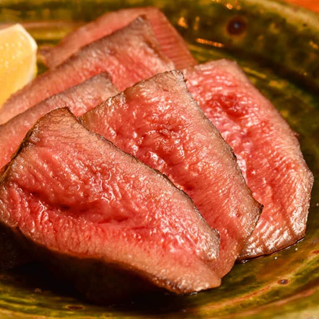 東京カレンダーさんのインスタグラム写真 - (東京カレンダーInstagram)「旨みたっぷりの牛タンが絶品！帰り道のちょい飲みにぴったりな目黒の名酒場 . 今夜はちょっと飲んで帰りたい夜に最適な街・目黒。そんな目黒にある名店が『酒場 シナトラ』だ。肉料理に定評のある『大衆ビストロ ジル』が手がけただけあって、主菜メニューは肉料理が中心の同店。 . 低温調理を使用し焼き上げたジューシーかつ柔らかな牛タンや、4～5時間ほど煮込みほろほろととろける食感に仕上げられた、名物の肉豆腐は必食だ。 . 全ての料理が程よいポーションで供され、色んな料理をあれもこれもと注文したくなる『酒場 シナトラ』。仲間とガッツリ飲みたい日にも、一人でちょっと飲んで帰りたい日にも最適な、目黒の名酒場間違いなしだ！ . 店名 ▷酒場シナトラ 目黒店 最寄り駅 ▷目黒 ジャンル ▷居酒屋 TEL ▷03-6417-0281 住所 ▷品川区上大崎 2-27-1 サンフェリスタ目黒 B1F シチュエーション ▷ 友人・おひとり様 . ー続きは東カレwebまたはアプリにてー ▶︎『　東京カレンダー　酒場シナトラ　』で検索！ . . #東京カレンダー #tokyocalendar #東カレ#東カレグルメ#東京グルメ #food #foodie #tokyofood #yummy #japanesefood #instafood#美食」11月2日 12時32分 - tokyocalendar