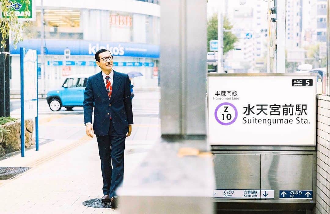のインスタグラム：「令和元年、11月のジョニスタグラムは「水天宮前・人形町」からお送り致します。今月もお楽しみに。 #岩井ジョニ男 #iwaijonio #jonioIwai #ジョニスタグラム #jonistagram #イワイガワ  #浅井企画 #asaikikaku #幻の哀愁おじさん  #令和  #令和元年 #サラリーマン #whitecollarwork #ninetofiver #東京 #tokyo #人形町 #ningyoucho  #水天宮前 #suitenguumae  #岩井眼鏡店  @iwaimeganeten  #ヴィンテージスーツ @vintage_gentry  #instagram  #instagood  #model #cool #cooljapan」