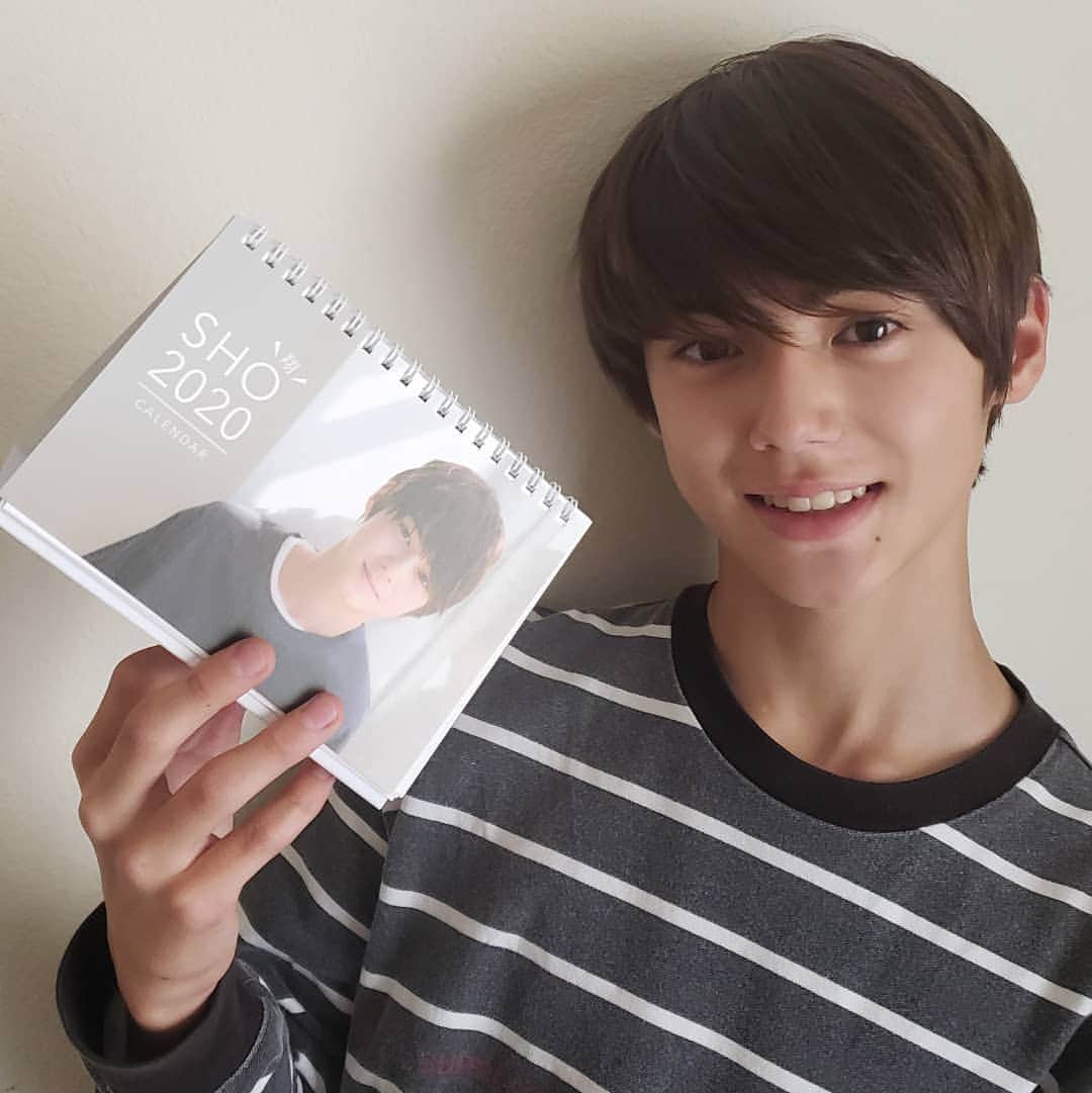 のインスタグラム：「It's finally here! カレンダーが届きました!!!! 撮影時の思い出話をしてくれました😊 * * #翔 #カレンダー #2020 #calender #届きました #リビングのピアノの上に置きました #お気に入りは全部らしい」