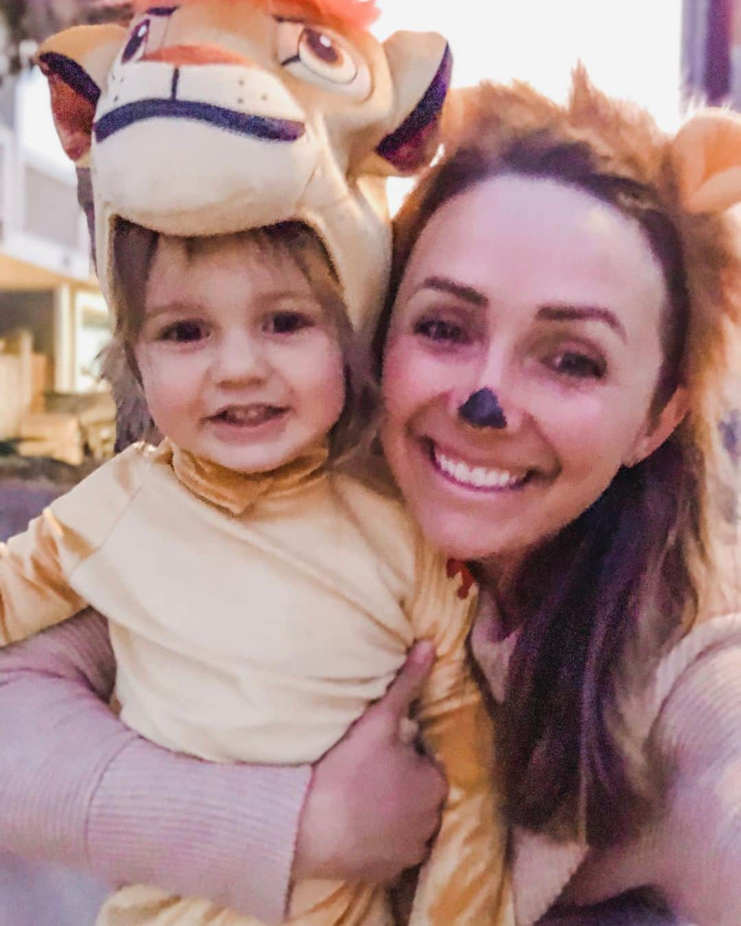 クリスティン・ヒルデブランドさんのインスタグラム写真 - (クリスティン・ヒルデブランドInstagram)「Happy Halloween from our little Simba 🦁🦁🦁🦁🦁 🍬🍫🍭🍬🍫🍬🍭make sure you scroll through to hear him roar 😉🥰 #thelionking #happyhalloween🎃」11月2日 12時55分 - _kristinhildebrand