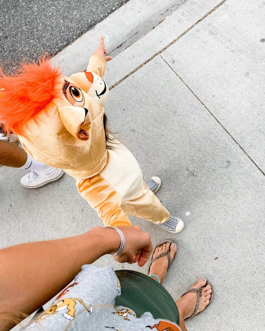 クリスティン・ヒルデブランドさんのインスタグラム写真 - (クリスティン・ヒルデブランドInstagram)「Happy Halloween from our little Simba 🦁🦁🦁🦁🦁 🍬🍫🍭🍬🍫🍬🍭make sure you scroll through to hear him roar 😉🥰 #thelionking #happyhalloween🎃」11月2日 12時55分 - _kristinhildebrand