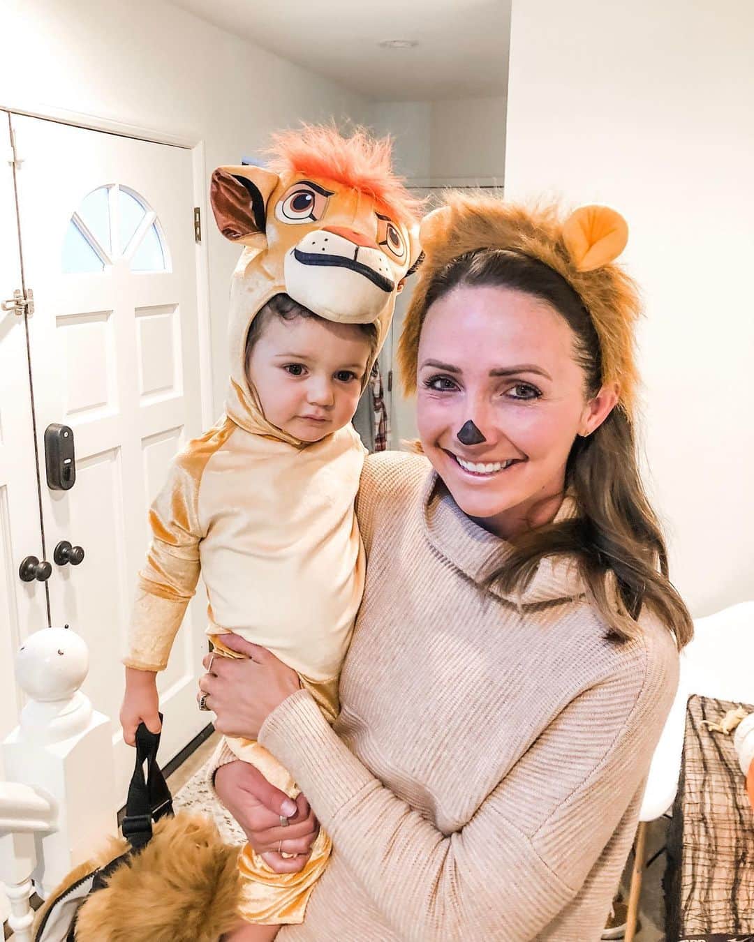 クリスティン・ヒルデブランドさんのインスタグラム写真 - (クリスティン・ヒルデブランドInstagram)「Happy Halloween from our little Simba 🦁🦁🦁🦁🦁 🍬🍫🍭🍬🍫🍬🍭make sure you scroll through to hear him roar 😉🥰 #thelionking #happyhalloween🎃」11月2日 12時55分 - _kristinhildebrand