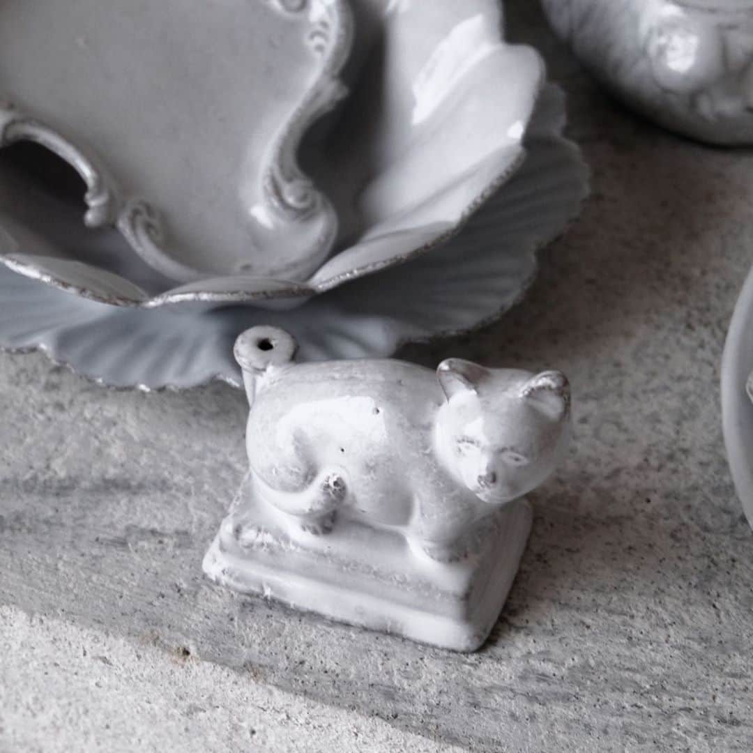 オルネ ド フォイユさんのインスタグラム写真 - (オルネ ド フォイユInstagram)「【 Astier de Villatteの猫シリーズが大量入荷 】﻿ ﻿ 毎回入荷するたびにすぐに品切れになっていた、アスティエの猫のシリーズ（インセンスホルダー）が久しぶりに入荷しました！﻿ ﻿ いつもより多めの数が入荷していますが、ギフトなどでご購入予定がある方は、今回が年内最後の入荷となりますのでぜひお早めに！﻿ ﻿ ﻿ ●こちらの商品はWEBショップ、不動前店にて販売しております。﻿ ﻿ ———————————————﻿ ◯WEBショップに関するお問い合わせ◯﻿ オルネ ド フォイユWEBショップ﻿ TEL：03-6876-7832　﻿ （午前10時～午後6時／土日祝定休）﻿ e-mail：order@orne.co.jp﻿ ﻿ ﻿ #astierdevillatte #アスティエドゥヴィラット #アスティエドヴィラット #アスティエ #インセンスホルダー #インセンス #お香 #お香立て #お香入れ #オブジェ #白いうつわ #うつわ #食器 #心地よい暮らし #海外インテリア #暮らしの道具 #インテリア雑貨 #シンプルデザイン #インテリア #暮らしを楽しむ #ていねいな暮らし #暮らし #住まい #livstagrammer #ornedefeuilles #オルネドフォイユ」11月2日 13時02分 - ornedefeuilles