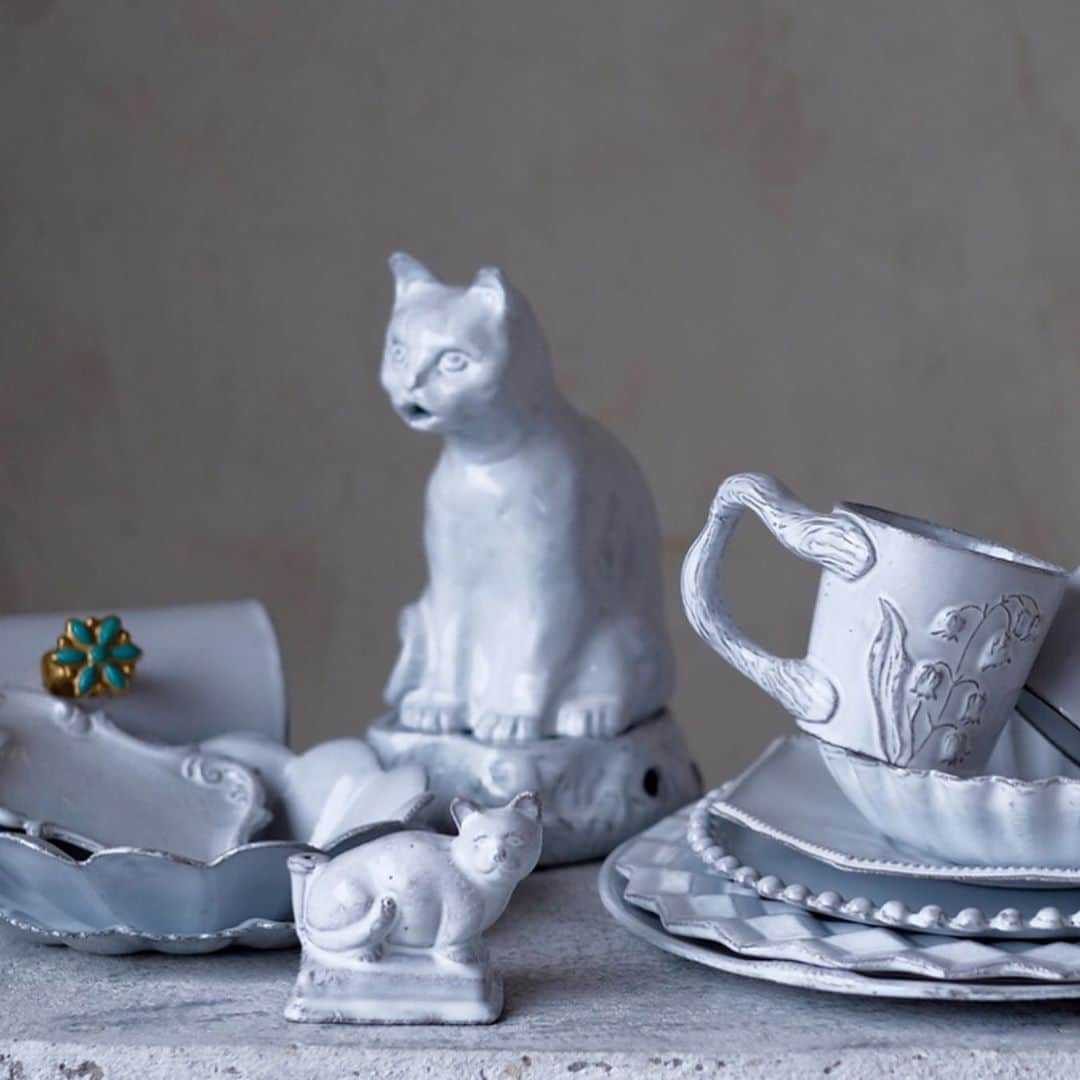 オルネ ド フォイユさんのインスタグラム写真 - (オルネ ド フォイユInstagram)「【 Astier de Villatteの猫シリーズが大量入荷 】﻿ ﻿ 毎回入荷するたびにすぐに品切れになっていた、アスティエの猫のシリーズ（インセンスホルダー）が久しぶりに入荷しました！﻿ ﻿ いつもより多めの数が入荷していますが、ギフトなどでご購入予定がある方は、今回が年内最後の入荷となりますのでぜひお早めに！﻿ ﻿ ﻿ ●こちらの商品はWEBショップ、不動前店にて販売しております。﻿ ﻿ ———————————————﻿ ◯WEBショップに関するお問い合わせ◯﻿ オルネ ド フォイユWEBショップ﻿ TEL：03-6876-7832　﻿ （午前10時～午後6時／土日祝定休）﻿ e-mail：order@orne.co.jp﻿ ﻿ ﻿ #astierdevillatte #アスティエドゥヴィラット #アスティエドヴィラット #アスティエ #インセンスホルダー #インセンス #お香 #お香立て #お香入れ #オブジェ #白いうつわ #うつわ #食器 #心地よい暮らし #海外インテリア #暮らしの道具 #インテリア雑貨 #シンプルデザイン #インテリア #暮らしを楽しむ #ていねいな暮らし #暮らし #住まい #livstagrammer #ornedefeuilles #オルネドフォイユ」11月2日 13時02分 - ornedefeuilles