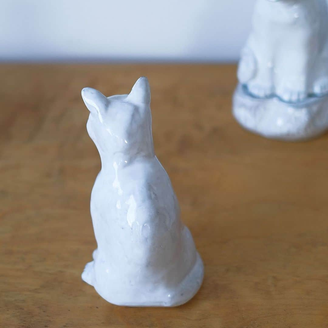 オルネ ド フォイユさんのインスタグラム写真 - (オルネ ド フォイユInstagram)「【 Astier de Villatteの猫シリーズが大量入荷 】﻿ ﻿ 毎回入荷するたびにすぐに品切れになっていた、アスティエの猫のシリーズ（インセンスホルダー）が久しぶりに入荷しました！﻿ ﻿ いつもより多めの数が入荷していますが、ギフトなどでご購入予定がある方は、今回が年内最後の入荷となりますのでぜひお早めに！﻿ ﻿ ﻿ ●こちらの商品はWEBショップ、不動前店にて販売しております。﻿ ﻿ ———————————————﻿ ◯WEBショップに関するお問い合わせ◯﻿ オルネ ド フォイユWEBショップ﻿ TEL：03-6876-7832　﻿ （午前10時～午後6時／土日祝定休）﻿ e-mail：order@orne.co.jp﻿ ﻿ ﻿ #astierdevillatte #アスティエドゥヴィラット #アスティエドヴィラット #アスティエ #インセンスホルダー #インセンス #お香 #お香立て #お香入れ #オブジェ #白いうつわ #うつわ #食器 #心地よい暮らし #海外インテリア #暮らしの道具 #インテリア雑貨 #シンプルデザイン #インテリア #暮らしを楽しむ #ていねいな暮らし #暮らし #住まい #livstagrammer #ornedefeuilles #オルネドフォイユ」11月2日 13時02分 - ornedefeuilles