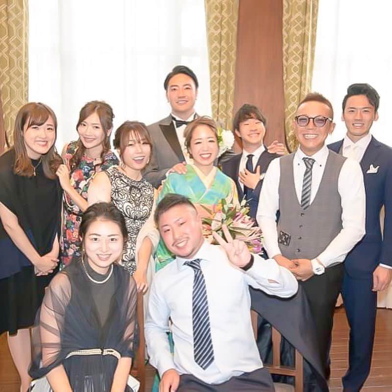 のインスタグラム：「大親友の結婚式 続々みんな結婚の話になったりして 大人になったなって実感💓 . ほんの少し前まで だれも結婚のけの字もなかったのに！笑 . 歳を重ねるごとに大切な人が増えていって みんなが幸せでいてくれることが 何より嬉しいです。 . 人生ってのは わからないもので いや、俺は全部実現してきたぜっていう人もいるかもしれないけど それは運が良くて 本当何があるかわからない . 1日1日を無に過ごしがちだけど 何かを改めてありがたく思うことはとても必要だなぁと感じます。 . 父と母が元気でいてくれること 毎日おいしいご飯にありつけること あったかい布団で寝れること  今日ごはん行かない？って ご飯に誘ってくれる友達がいること  こんなことがあったんだけどって ラインを送ってくれる人や気軽に送れる人がいること  ちかさんにこの仕事して欲しいって 仕事をさせてくれる人  いつも応援してます、頑張ってるねって SNSで応援してくれる人  書くと書き切れないくらい 感謝することってある  あと他の人がわたしのことを思ってくれるって本当に嬉しいよね。 ありがとう！ 私もみんなのこと大切に思ってる！ . ウェディングの時のスピーチからマインド変わらず。  時間の流れを感じて当たり前の日常に感謝するときを増やしていきたいなと思います。」