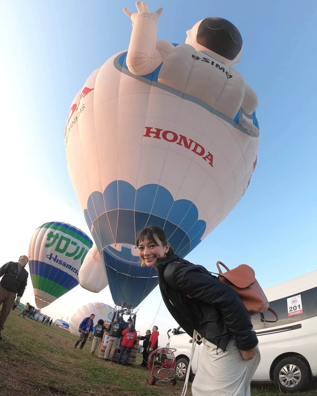 芳美リンさんのインスタグラム写真 - (芳美リンInstagram)「#佐賀バルーンフェスティバル﻿ ﻿ 飛んでいる気球も感動でしたが、準備中、間近で見上げるのも迫力満点👏﻿ ﻿ 夢！と大きく書かれた気球、イイね(≧∇≦)b﻿ ﻿ バルーンフェスティバルを見る夢は叶ったので、次は乗りたいな☺﻿ ﻿ 気球で旅するとか、憧れますよね。﻿ ﻿ みんなの夢はなんですか？﻿✨ ﻿ ﻿ ﻿ ﻿ ﻿ @jetstar_japan ﻿ #ジェットスター ﻿ #ジェットスターアンバサダー ﻿ #ジェットスターで佐賀 ﻿ #ジェットスター旅部﻿ @sibfo﻿ #くるまはく#onsenislandkyushu #palio#palioバッグ﻿ #keen#keen#snopeak﻿ #goprojp#goproのある生活﻿ #気球#熱気球﻿ #旅したくなるフォト #japantrip #旅行 #travelstagram #旅人 #lynn_trip #旅 #travelme #travel #trip  #トラベラー ﻿ #旅好きな人と繋がりたい #travelholics﻿ #saga#sagainternationalballonfiesta」11月2日 13時03分 - lynn.lynn5