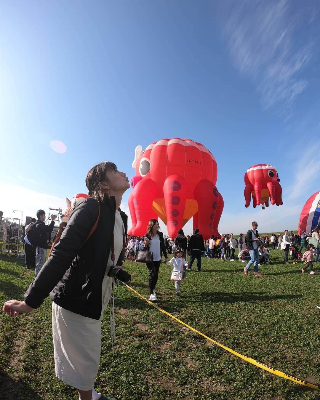 芳美リンさんのインスタグラム写真 - (芳美リンInstagram)「#佐賀バルーンフェスティバル﻿ ﻿ 飛んでいる気球も感動でしたが、準備中、間近で見上げるのも迫力満点👏﻿ ﻿ 夢！と大きく書かれた気球、イイね(≧∇≦)b﻿ ﻿ バルーンフェスティバルを見る夢は叶ったので、次は乗りたいな☺﻿ ﻿ 気球で旅するとか、憧れますよね。﻿ ﻿ みんなの夢はなんですか？﻿✨ ﻿ ﻿ ﻿ ﻿ ﻿ @jetstar_japan ﻿ #ジェットスター ﻿ #ジェットスターアンバサダー ﻿ #ジェットスターで佐賀 ﻿ #ジェットスター旅部﻿ @sibfo﻿ #くるまはく#onsenislandkyushu #palio#palioバッグ﻿ #keen#keen#snopeak﻿ #goprojp#goproのある生活﻿ #気球#熱気球﻿ #旅したくなるフォト #japantrip #旅行 #travelstagram #旅人 #lynn_trip #旅 #travelme #travel #trip  #トラベラー ﻿ #旅好きな人と繋がりたい #travelholics﻿ #saga#sagainternationalballonfiesta」11月2日 13時03分 - lynn.lynn5