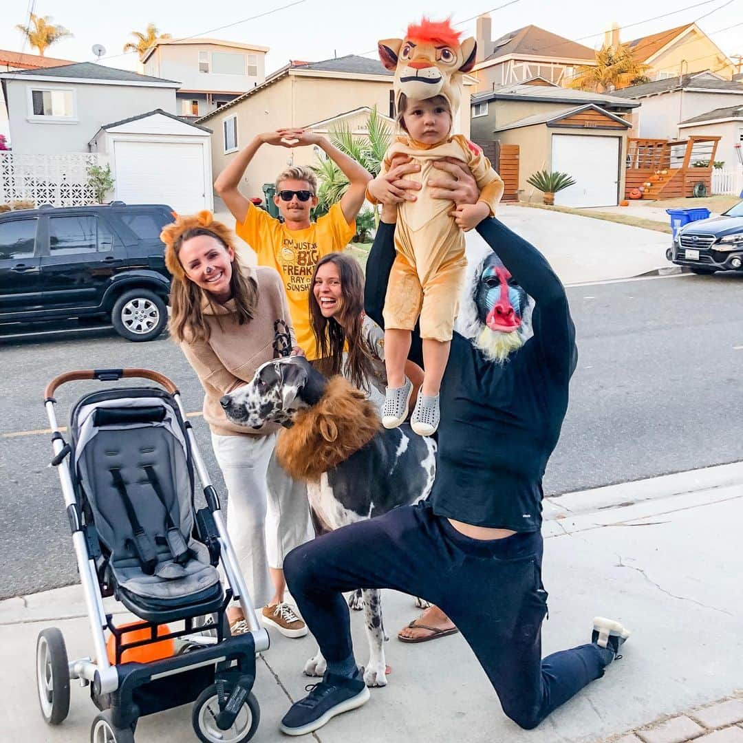 クリスティン・ヒルデブランドのインスタグラム：「Baby Simba and his pride🦁🦁🦁. And Rafiki 🙉. And Pumba 🐽. And... the sun😂☀️ (@tricchhh explain yourself). SO MUCH FUN with this gang last night!!!!!!! #fambam #thelionking #happyhalloween🎃 #hakunamatata」