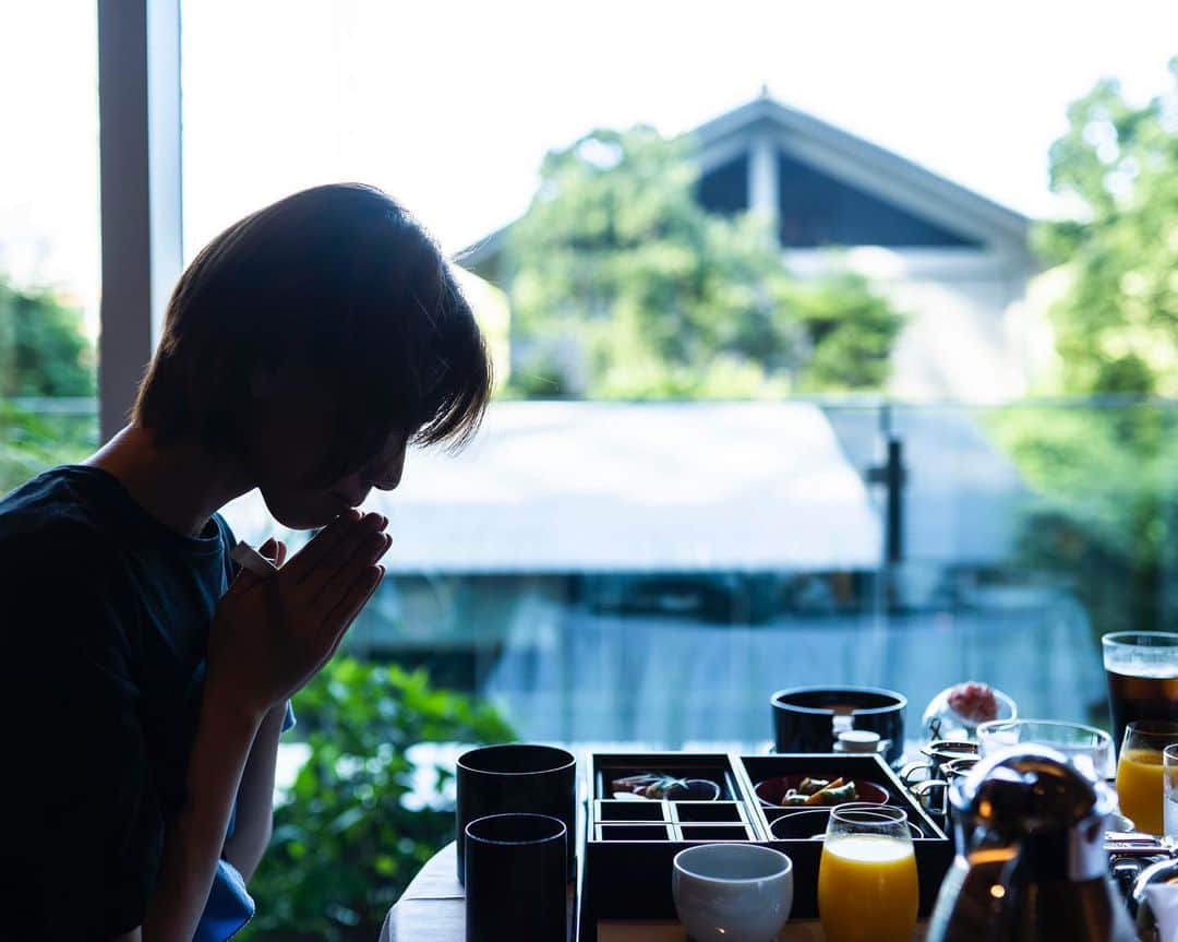 ザ・キャピトルホテル 東急 公式さんのインスタグラム写真 - (ザ・キャピトルホテル 東急 公式Instagram)「山王の杜の豊かな緑を眺めながら、プライベートな朝食タイムを。落ち着いた空間で週末の朝のひとときを過ごしませんか。  Private breakfast time overlooking at greenery of Sanno Shrine. How about spending weekend morning at sophisticated atmosphere?  #thecapitolhoteltokyu #thepreferredlife #forbestravelguide #luxuryhotel #hotelstay #viewfromroom #suiteroom #朝食 #ガーデンスイート #スイートルーム」11月2日 13時05分 - thecapitolhoteltokyu
