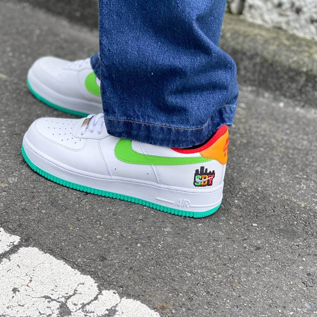 のインスタグラム：「. NIKE AIR FORCE1 "sby collection" 11/2(sat) release  渋谷限定となる‘SBY Collection’ は、 世界に向けてスニーカーカルチャーを発信する渋谷の街からインスピレーションを受けた1足。 路線の色を彷彿とさせる8つのカラーアッパーや、インソールにも渋谷駅を通過する各路線図がプリントされるなど、 全体のディテールに各種地下鉄や電車が集結する渋谷駅を表現されている。 また、ヒールには渋谷のビル街、そして特別な「SBY」ロゴが刺繍で施されている。 @beams_men_shibuya #nike #nikeairforce1 #shibuya #渋谷」