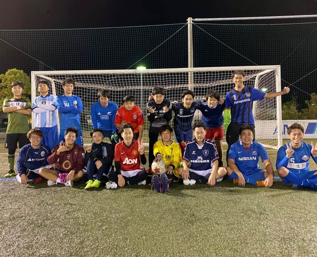 小山英機のインスタグラム：「. 大阪よしもとサッカー部の活動でした⚽️ こうへいさんチームでプレーをして4-1で勝利しました！！ そして3点決めました！！ よしもとのプロフィールの特技欄に「ハットトリック」って追加しときます！！ . #こうへい部長に焼肉も連れて行って頂いた #週10で行きたいくらい美味しかった #吉田たち #こうへいさん #マルセイユ #津田さん」