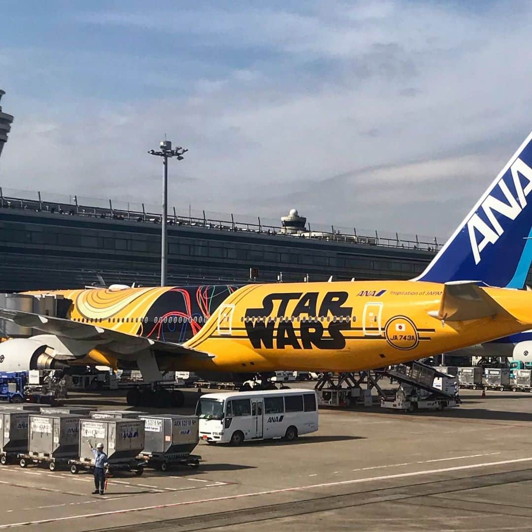 Kダブシャインのインスタグラム：「福岡空港から乗る便の整備不良が発見され、欠航となってしまい、他の便もほぼ満席で新幹線に変更となりそうなところ、なんとか空いてた席をカウンターのお兄さんが手配してくれたので、やっとのこと羽田に到着したら、ゲートの外にC3POバージョンのジェット機が待ち構えていた。年末はスターウォーズだもんね」
