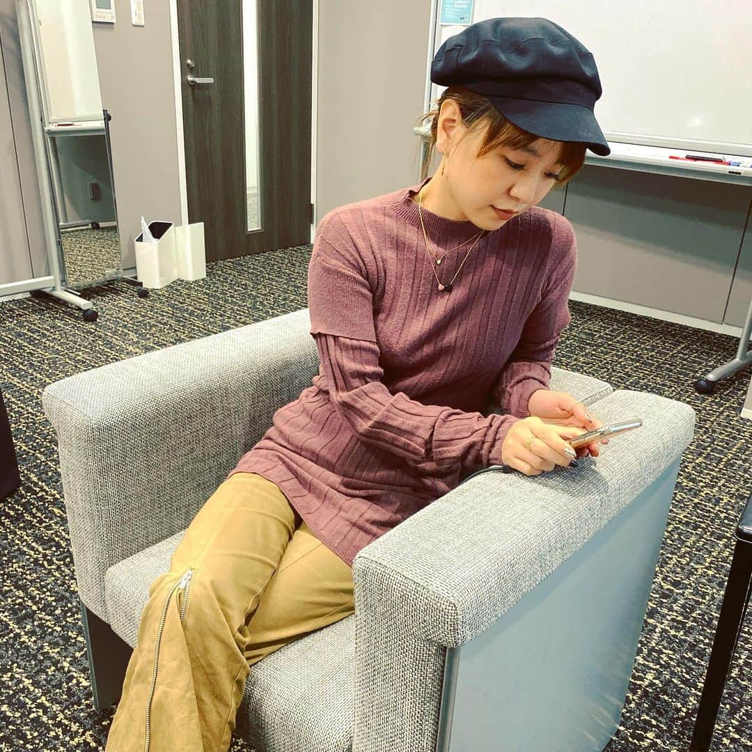 小春のインスタグラム：「こういうデザインというわけではなく普通に穴が空いたらしい  #姉カメラ #なぜ」