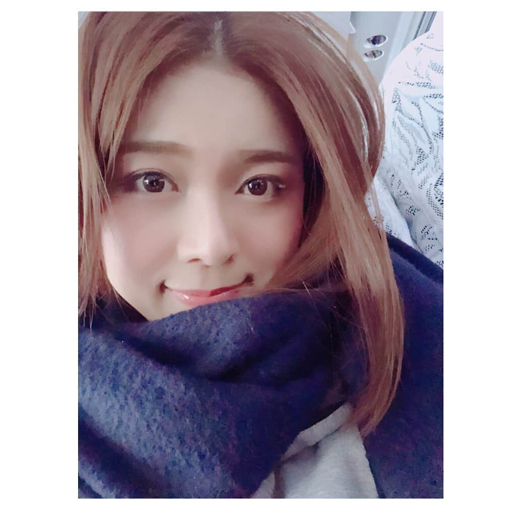 東紗友美さんのインスタグラム写真 - (東紗友美Instagram)「朝から4件の舞台挨拶をキャストの皆さんと回っています🎤🎥🎬 娘が生まれてから途切れ途切れでお仕事をしていますが、今日は本当に久しぶりに1日お仕事です✌️ 合間に主人から届く娘の写真に癒されながら、心をホワホワとさせてくれる栄養をおくりながら、気を引き締めて壇上へ。 昨日、手を繋いで寝た時のクリームパンのような娘のまあるい手の感触を思い出すたび、 まだ綿毛のような後頭部からかおる太陽のめぐみを浴びた柔らかい香りを思い出すたび、 心がほぐれパワーをもらいます。 午後も頑張ります^_^✨ 皆さんも良い三連休を❣️❣️❣️ #新米ママ #映画 #赤ちゃんのいる生活  #映画館 #舞台挨拶 #女の子ママ #ワーママ」11月2日 13時38分 - higashisayumi