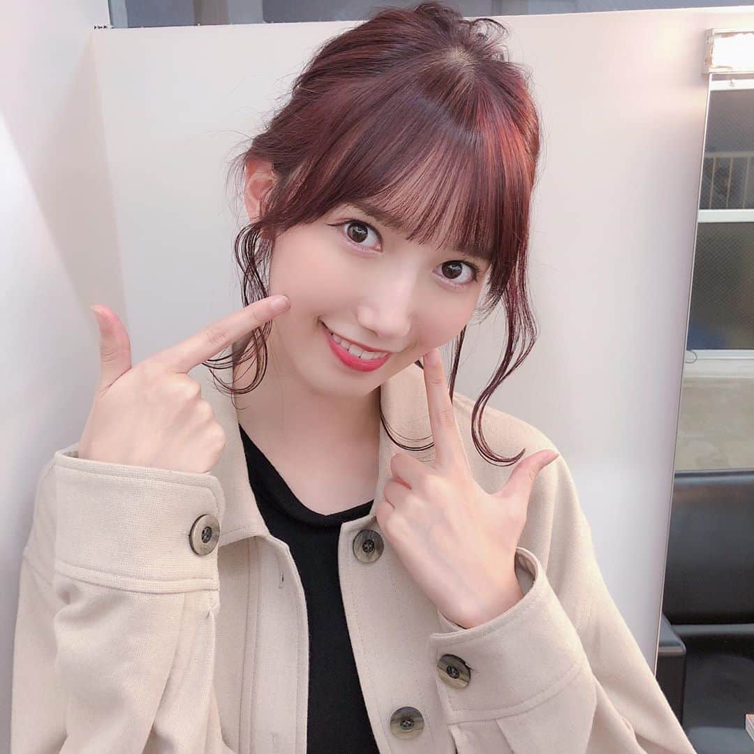 のインスタグラム：「髪色変えたよん💕 前回の髪色が好評だったので またまた同じの😊 . 今回の方が少しラベンダーより🍇 . 最後はポニーテールにしてもらいました✌🏻 . #ootd #hair #haircolor #hairstyle  #hairarrange #ヘアアレンジ  #ポニーテール #カラー #髪色」