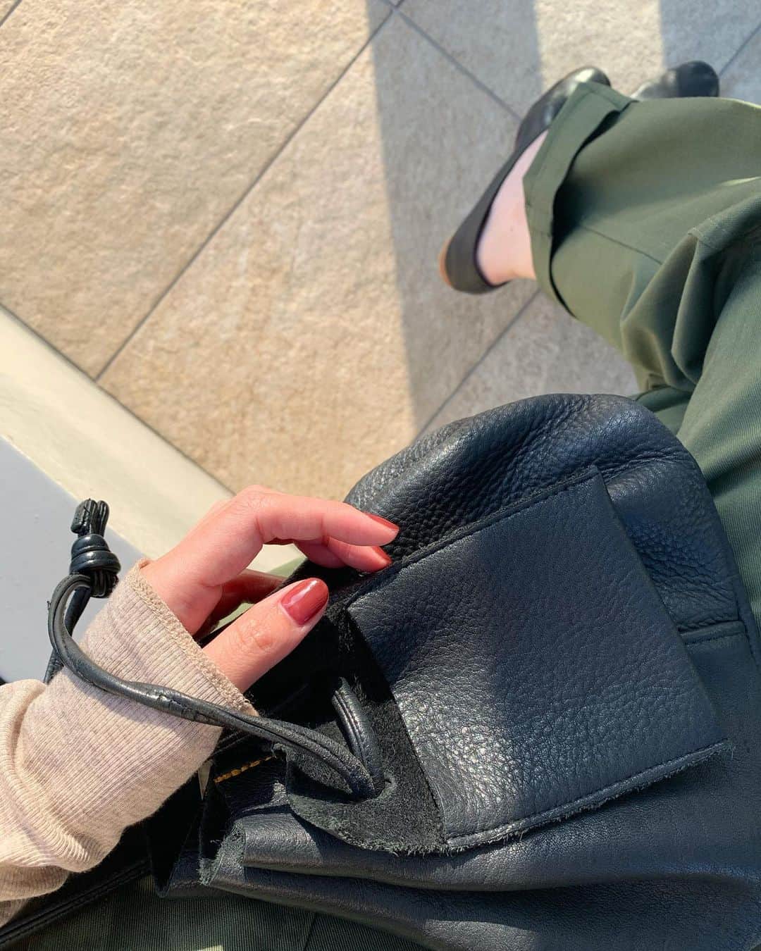 Shiho Sasakiのインスタグラム：「やっと変えれたnail💅 久しぶりに暖色系にしてもらいました🍁 いつも長さは生活に支障がないくらい、ギリギリまでCUTしてもらうのがこだわり✨ #nail#onecolornail」