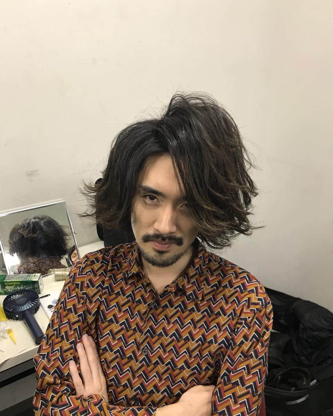 米田貴紀のインスタグラム：「HAPPY BIRTHDAY 🎉 つい最近まで薩摩揚げはサツマイモを揚げたものだと勘違いしていた彼だけれど、イッツオーライだぜ‼️ #夜の本気ダンス #鈴鹿秋斗一同」
