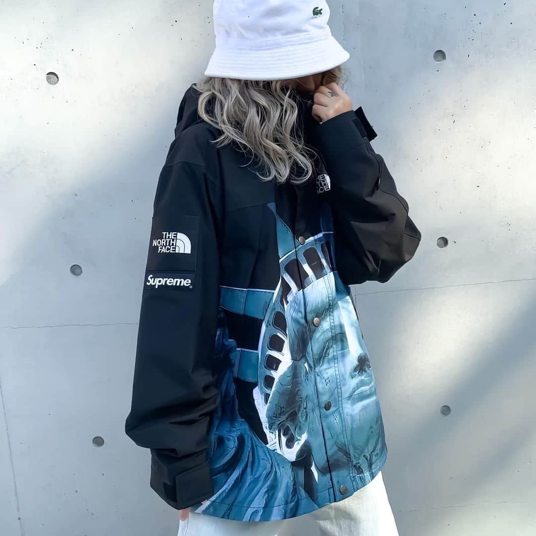 Supreme Mihoさんのインスタグラム写真 - (Supreme MihoInstagram)「✨🗽✨ ✩ 💙Supreme x TNF💙 ・Statue of Liberty Mountain Jacket Size M ✩ 実物可愛いすぎでしょ🗽💕 バルトロも良き良き💓 ✩ #supreme #thenorthface #supremenyc #supremegirl #supremejapan #supremelondon #supremetnf #supremenorthface #supremeteam #supremeheat #streetfashion #streetwear #streetgirls #streetgirl #streetstyle #hypeaf #wdywt #hypefeet #ストリートファッション #ストリート #シュプリーム #ノースフェイス @supreme_leaks_news @supreme__hustle @dropsbyjay @supcommunity @hypedstreets @strictlypreme @hypebae @hypebeast」11月2日 14時12分 - miho_umeboshi